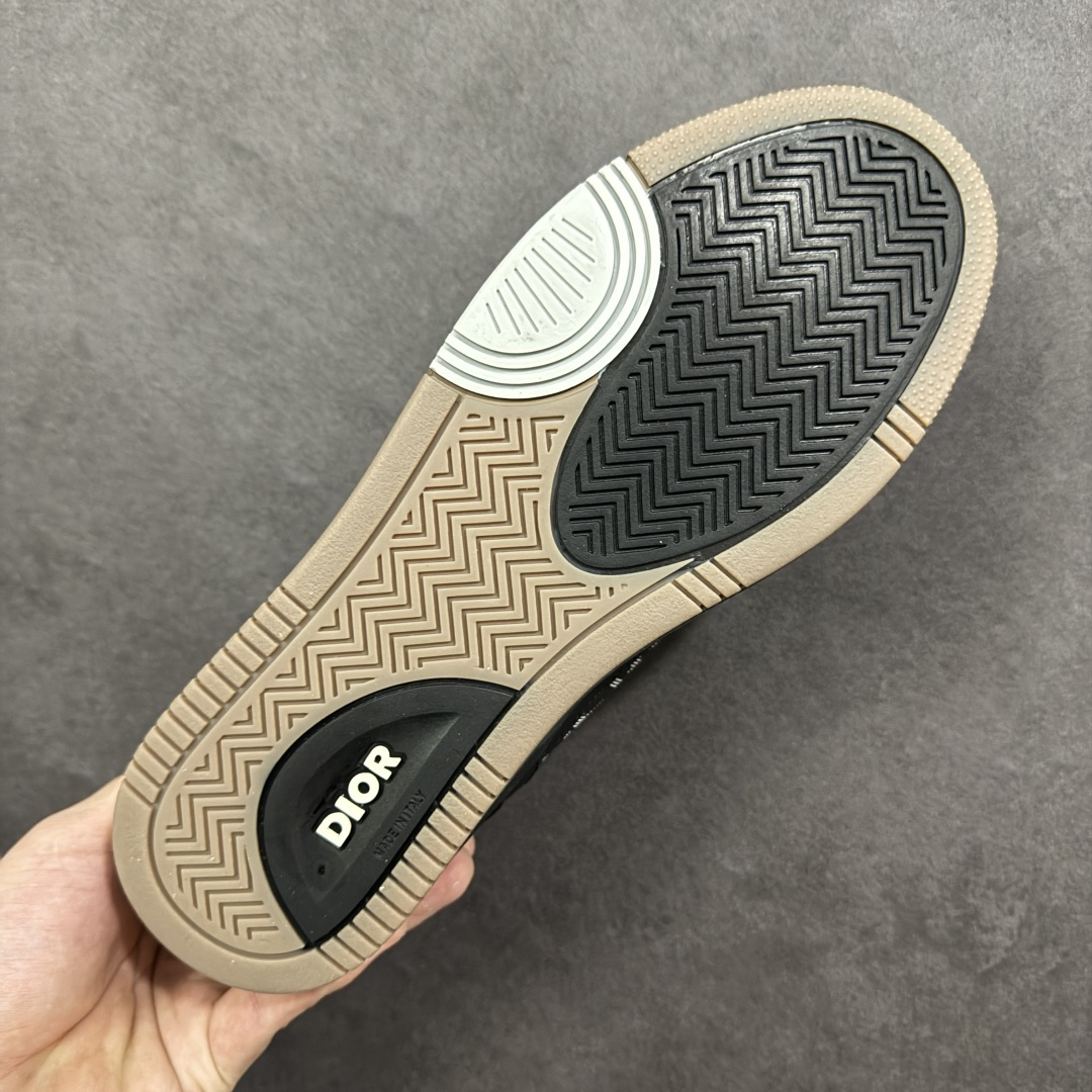图片[9]-【YH扫描版本】DIOR B27 Low \’Dior Oblique Galaxy 迪奥 低帮 牛皮织物徽标印花低邦休闲板鞋 这款B27低帮运动鞋是该系列新品，延续Dior的经典款式。采用灰色光滑牛皮革精心制作，侧面饰以米色和黑色Obliquex印花镶片；\”CD Lcons\”造型的鞋带孔眼巧妙精致，双色橡胶鞋底、后侧鞋口和鞋跟处均带有品牌标志性细节，提升格调。时尚百搭，可为各式造型增光添彩。 货号：3SN272ZIR16536 尺码：38 39 40 41 42 43 44 45 46 编码：XSB270280-选品中心