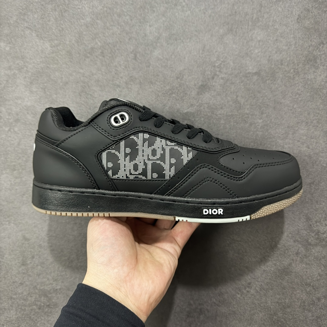 【YH扫描版本】DIOR B27 Low \’Dior Oblique Galaxy 迪奥 低帮 牛皮织物徽标印花低邦休闲板鞋 这款B27低帮运动鞋是该系列新品，延续Dior的经典款式。采用灰色光滑牛皮革精心制作，侧面饰以米色和黑色Obliquex印花镶片；\”CD Lcons\”造型的鞋带孔眼巧妙精致，双色橡胶鞋底、后侧鞋口和鞋跟处均带有品牌标志性细节，提升格调。时尚百搭，可为各式造型增光添彩。 货号：3SN272ZIR16536 尺码：38 39 40 41 42 43 44 45 46 编码：XSB270280-选品中心