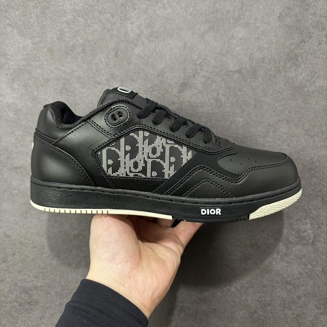 【YH扫描版本】DIOR B27 Low \’Dior Oblique Galaxy 迪奥 低帮 牛皮织物徽标印花低邦休闲板鞋 这款B27低帮运动鞋是该系列新品，延续Dior的经典款式。采用灰色光滑牛皮革精心制作，侧面饰以米色和黑色Obliquex印花镶片；\”CD Lcons\”造型的鞋带孔眼巧妙精致，双色橡胶鞋底、后侧鞋口和鞋跟处均带有品牌标志性细节，提升格调。时尚百搭，可为各式造型增光添彩。 货号：3SN272ZIR16536 尺码：38 39 40 41 42 43 44 45 46 编码：XSB270280-选品中心