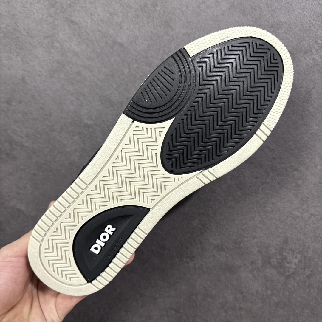 图片[9]-【YH扫描版本】DIOR B27 Low \’Dior Oblique Galaxy 迪奥 低帮 牛皮织物徽标印花低邦休闲板鞋 这款B27低帮运动鞋是该系列新品，延续Dior的经典款式。采用灰色光滑牛皮革精心制作，侧面饰以米色和黑色Obliquex印花镶片；\”CD Lcons\”造型的鞋带孔眼巧妙精致，双色橡胶鞋底、后侧鞋口和鞋跟处均带有品牌标志性细节，提升格调。时尚百搭，可为各式造型增光添彩。 货号：3SN272ZIR16536 尺码：38 39 40 41 42 43 44 45 46 编码：XSB270280-选品中心