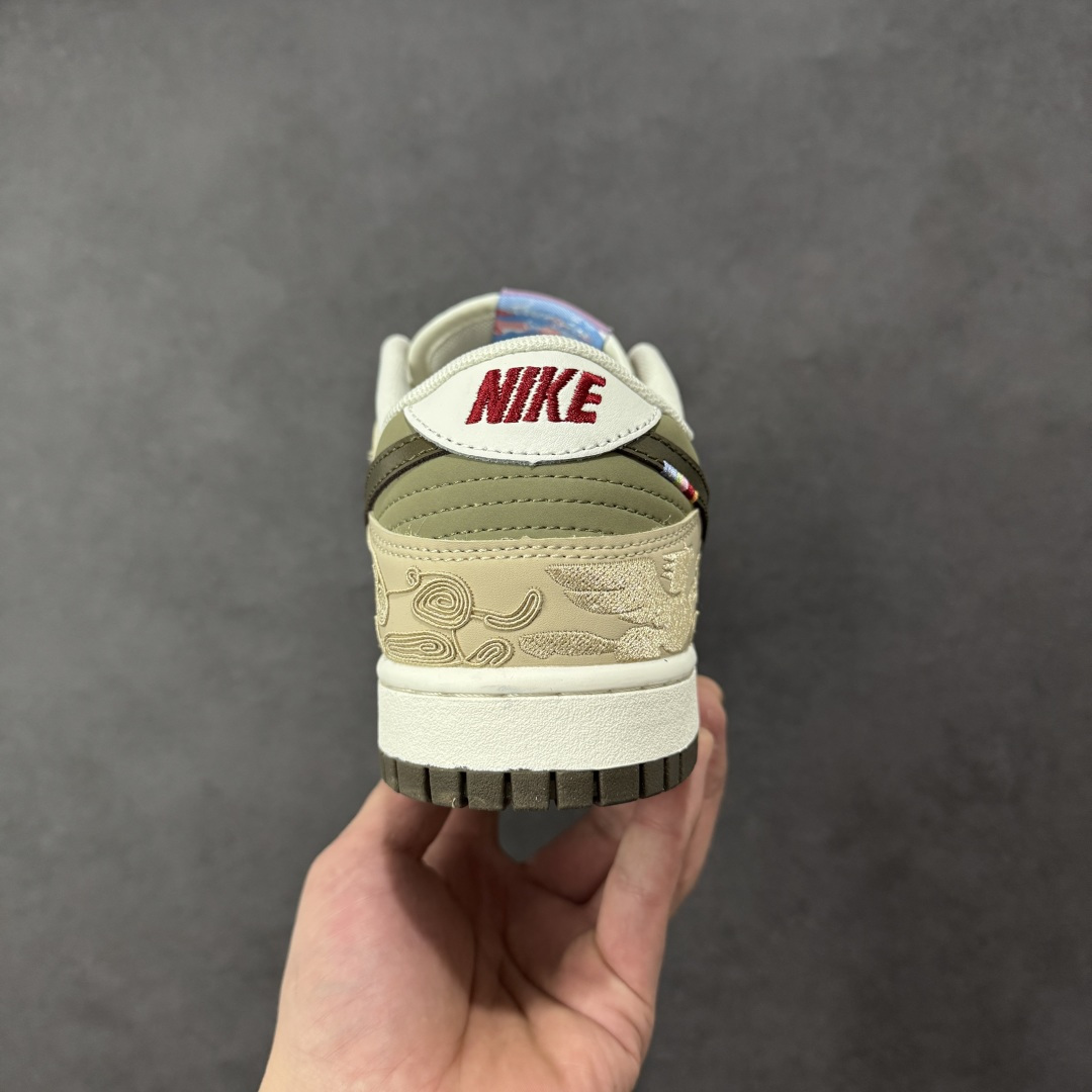 图片[4]-【公司级】公司级 头层 Nk Dunk Pegasus Pack CNY \”马年限定\” 舒适贴合 低帮 板鞋 男女同款 米褐色 米棕配色+敦煌飞马暗纹刺绣，红勾+马蹄金属扣戳中细节控，鞋垫还藏《天马赋》篆字，国潮味儿直接拉满！ 货号： IQ1118-220 尺码：36 36.5 37.5 38 38.5 39 40 40.5 41 42 42.5 43 44 44.5 45 46 编码：GQB260270-选品中心