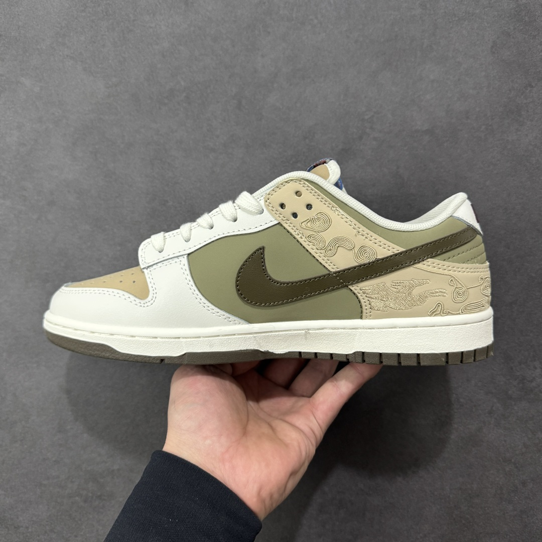 图片[2]-【公司级】公司级 头层 Nk Dunk Pegasus Pack CNY \”马年限定\” 舒适贴合 低帮 板鞋 男女同款 米褐色 米棕配色+敦煌飞马暗纹刺绣，红勾+马蹄金属扣戳中细节控，鞋垫还藏《天马赋》篆字，国潮味儿直接拉满！ 货号： IQ1118-220 尺码：36 36.5 37.5 38 38.5 39 40 40.5 41 42 42.5 43 44 44.5 45 46 编码：GQB260270-选品中心