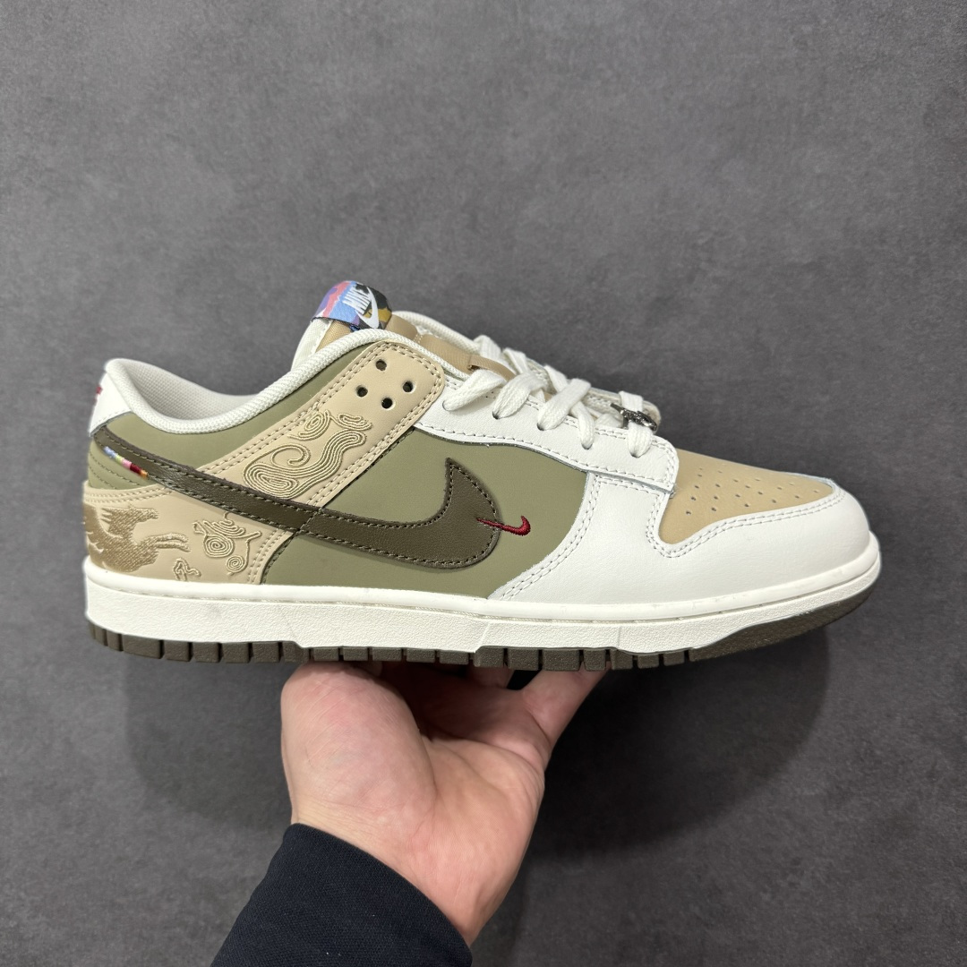 【公司级】公司级 头层 Nk Dunk Pegasus Pack CNY \”马年限定\” 舒适贴合 低帮 板鞋 男女同款 米褐色 米棕配色+敦煌飞马暗纹刺绣，红勾+马蹄金属扣戳中细节控，鞋垫还藏《天马赋》篆字，国潮味儿直接拉满！ 货号： IQ1118-220 尺码：36 36.5 37.5 38 38.5 39 40 40.5 41 42 42.5 43 44 44.5 45 46 编码：GQB260270-选品中心