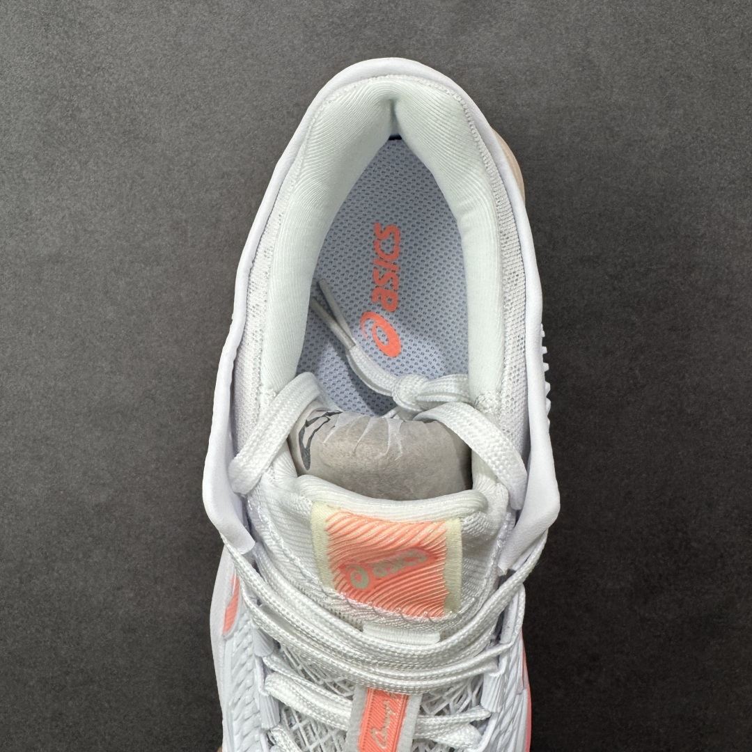 图片[7]-【公司级】Asics Court FF 3 Novak 织物合成革 防滑耐磨透气 低帮 网球鞋 COURT FF 3鞋面采用PU支撑裁片，提供了横向和纵向移动的灵活性的同时提升了足部移动时的稳定性；袜套式鞋口设计，提供很好的包裹性；分离式中足稳定片，改善扭转刚度，增加制动力和推进力；分离式后掌，增大触地面积之余，能够减少滑步耗时，降低身体负荷。 货号：1042A220-103 尺码：36-47 含半码 编码：FSB260270-选品中心