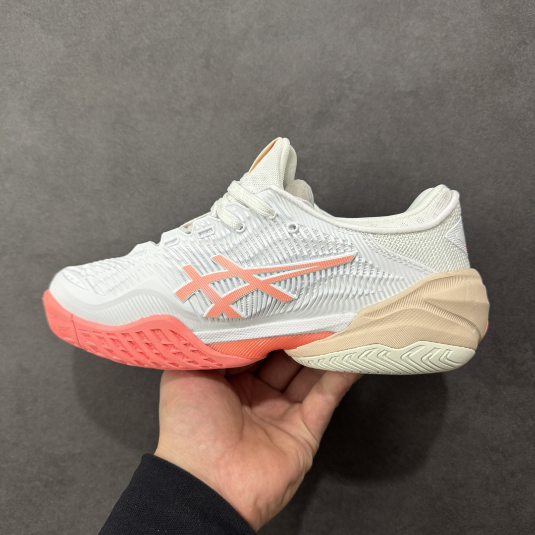 图片[2]-【公司级】Asics Court FF 3 Novak 织物合成革 防滑耐磨透气 低帮 网球鞋 COURT FF 3鞋面采用PU支撑裁片，提供了横向和纵向移动的灵活性的同时提升了足部移动时的稳定性；袜套式鞋口设计，提供很好的包裹性；分离式中足稳定片，改善扭转刚度，增加制动力和推进力；分离式后掌，增大触地面积之余，能够减少滑步耗时，降低身体负荷。 货号：1042A220-103 尺码：36-47 含半码 编码：FSB260270-选品中心