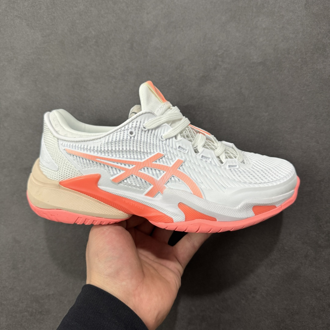 【公司级】Asics Court FF 3 Novak 织物合成革 防滑耐磨透气 低帮 网球鞋 COURT FF 3鞋面采用PU支撑裁片，提供了横向和纵向移动的灵活性的同时提升了足部移动时的稳定性；袜套式鞋口设计，提供很好的包裹性；分离式中足稳定片，改善扭转刚度，增加制动力和推进力；分离式后掌，增大触地面积之余，能够减少滑步耗时，降低身体负荷。 货号：1042A220-103 尺码：36-47 含半码 编码：FSB260270-选品中心