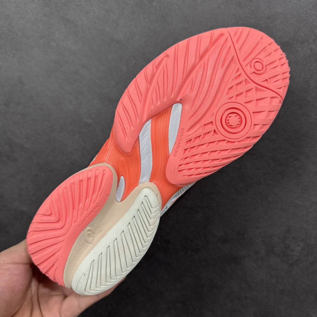 图片[9]-【公司级】Asics Court FF 3 Novak 织物合成革 防滑耐磨透气 低帮 网球鞋 COURT FF 3鞋面采用PU支撑裁片，提供了横向和纵向移动的灵活性的同时提升了足部移动时的稳定性；袜套式鞋口设计，提供很好的包裹性；分离式中足稳定片，改善扭转刚度，增加制动力和推进力；分离式后掌，增大触地面积之余，能够减少滑步耗时，降低身体负荷。 货号：1042A220-103 尺码：36-47 含半码 编码：FSB260270-选品中心