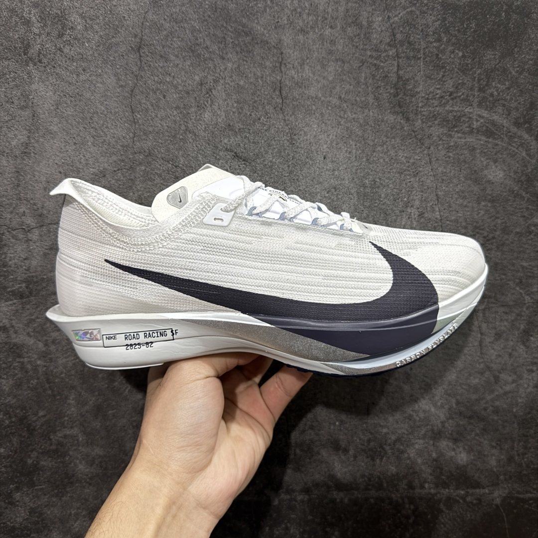 【纯原真碳版】耐克Nike ZoomX Streakfly 2 疾驰者2代系列低帮竞速轻质缓震透气休闲运动跑步鞋“ 超薄针织鞋面 柔软缓震，nike Streakfly 2是一款专为短距离竞速设计的高性能跑鞋。日常穿着也是非常舒适，单只42码仅重126克，比前代减轻40克，接近田径钉鞋的轻盈感，适合追求速度的跑者。搭载全掌Flyplate碳纤维板，提供强劲推进力，配合ZoomX泡棉中底，能量回馈出色，滚动感顺滑。外底采用轻薄橡胶材质，抓地力出色，湿滑路面也能稳定发挥。工程精制网眼鞋面，透气性极佳，贴合脚部轮廓，减少闷热感。ZoomX泡棉中底兼顾缓震与回弹，适合短距离快速奔跑。Nike Streakfly 2是为追求速度的精英跑者或短距离竞速爱好者设计的高性能跑鞋，其轻盈、响应迅速的特点使其成为短距离比赛和训练的理想选择 货号： HF6416-100 尺码： 36 36.5 37.5 38 38.5 39 40 40.5 41 42 42.5 43 44 45 46-选品中心