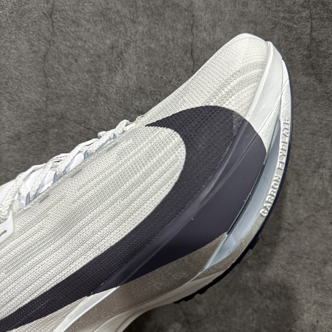 图片[6]-【纯原真碳版】耐克Nike ZoomX Streakfly 2 疾驰者2代系列低帮竞速轻质缓震透气休闲运动跑步鞋“ 超薄针织鞋面 柔软缓震，nike Streakfly 2是一款专为短距离竞速设计的高性能跑鞋。日常穿着也是非常舒适，单只42码仅重126克，比前代减轻40克，接近田径钉鞋的轻盈感，适合追求速度的跑者。搭载全掌Flyplate碳纤维板，提供强劲推进力，配合ZoomX泡棉中底，能量回馈出色，滚动感顺滑。外底采用轻薄橡胶材质，抓地力出色，湿滑路面也能稳定发挥。工程精制网眼鞋面，透气性极佳，贴合脚部轮廓，减少闷热感。ZoomX泡棉中底兼顾缓震与回弹，适合短距离快速奔跑。Nike Streakfly 2是为追求速度的精英跑者或短距离竞速爱好者设计的高性能跑鞋，其轻盈、响应迅速的特点使其成为短距离比赛和训练的理想选择 货号： HF6416-100 尺码： 36 36.5 37.5 38 38.5 39 40 40.5 41 42 42.5 43 44 45 46-选品中心