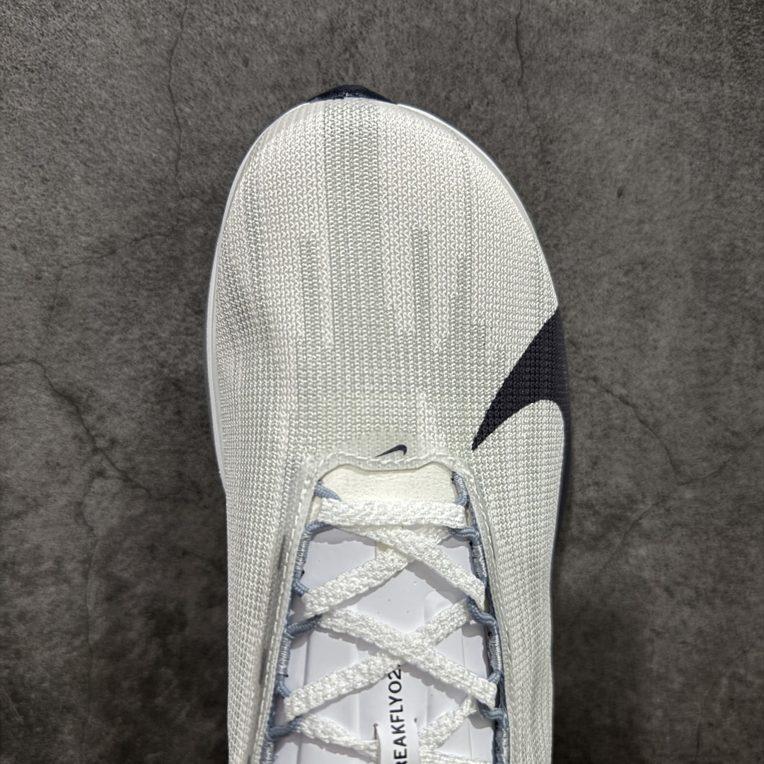 图片[5]-【纯原真碳版】耐克Nike ZoomX Streakfly 2 疾驰者2代系列低帮竞速轻质缓震透气休闲运动跑步鞋“ 超薄针织鞋面 柔软缓震，nike Streakfly 2是一款专为短距离竞速设计的高性能跑鞋。日常穿着也是非常舒适，单只42码仅重126克，比前代减轻40克，接近田径钉鞋的轻盈感，适合追求速度的跑者。搭载全掌Flyplate碳纤维板，提供强劲推进力，配合ZoomX泡棉中底，能量回馈出色，滚动感顺滑。外底采用轻薄橡胶材质，抓地力出色，湿滑路面也能稳定发挥。工程精制网眼鞋面，透气性极佳，贴合脚部轮廓，减少闷热感。ZoomX泡棉中底兼顾缓震与回弹，适合短距离快速奔跑。Nike Streakfly 2是为追求速度的精英跑者或短距离竞速爱好者设计的高性能跑鞋，其轻盈、响应迅速的特点使其成为短距离比赛和训练的理想选择 货号： HF6416-100 尺码： 36 36.5 37.5 38 38.5 39 40 40.5 41 42 42.5 43 44 45 46-选品中心