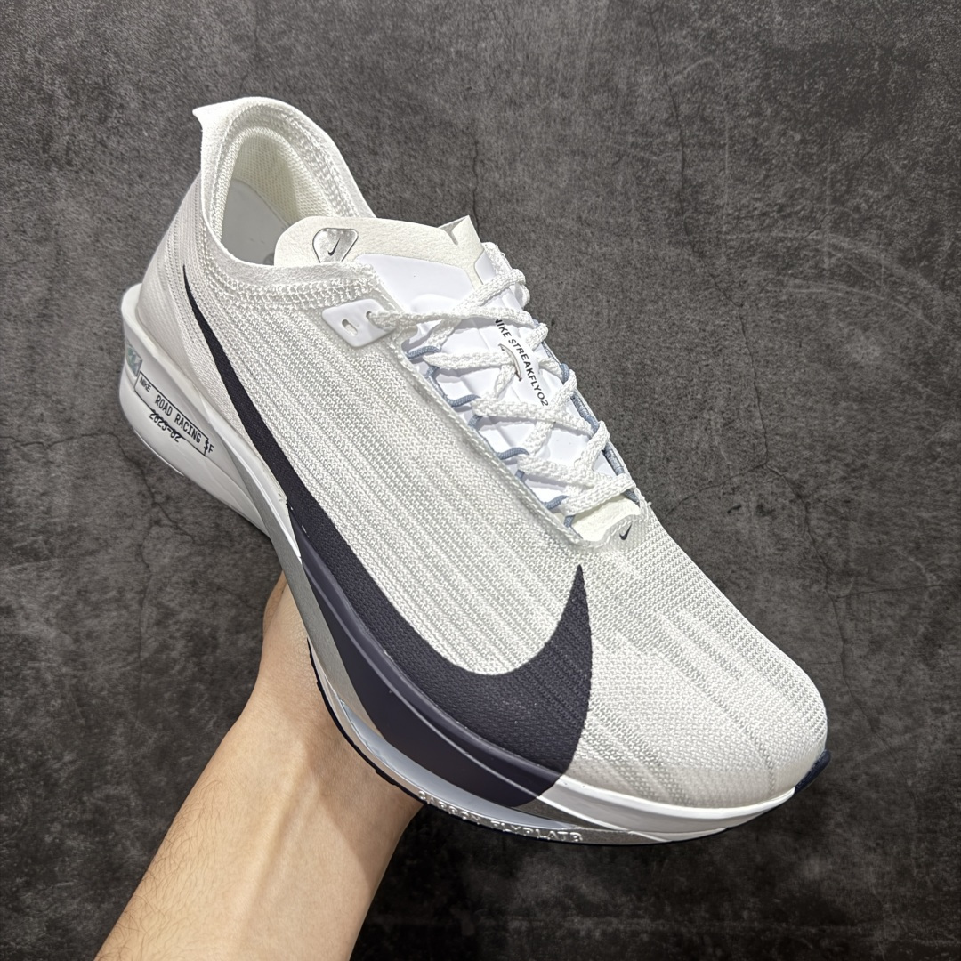 图片[3]-【纯原真碳版】耐克Nike ZoomX Streakfly 2 疾驰者2代系列低帮竞速轻质缓震透气休闲运动跑步鞋“ 超薄针织鞋面 柔软缓震，nike Streakfly 2是一款专为短距离竞速设计的高性能跑鞋。日常穿着也是非常舒适，单只42码仅重126克，比前代减轻40克，接近田径钉鞋的轻盈感，适合追求速度的跑者。搭载全掌Flyplate碳纤维板，提供强劲推进力，配合ZoomX泡棉中底，能量回馈出色，滚动感顺滑。外底采用轻薄橡胶材质，抓地力出色，湿滑路面也能稳定发挥。工程精制网眼鞋面，透气性极佳，贴合脚部轮廓，减少闷热感。ZoomX泡棉中底兼顾缓震与回弹，适合短距离快速奔跑。Nike Streakfly 2是为追求速度的精英跑者或短距离竞速爱好者设计的高性能跑鞋，其轻盈、响应迅速的特点使其成为短距离比赛和训练的理想选择 货号： HF6416-100 尺码： 36 36.5 37.5 38 38.5 39 40 40.5 41 42 42.5 43 44 45 46-选品中心