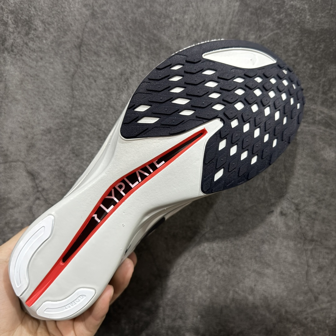 图片[9]-【纯原真碳版】耐克Nike ZoomX Streakfly 2 疾驰者2代系列低帮竞速轻质缓震透气休闲运动跑步鞋“ 超薄针织鞋面 柔软缓震，nike Streakfly 2是一款专为短距离竞速设计的高性能跑鞋。日常穿着也是非常舒适，单只42码仅重126克，比前代减轻40克，接近田径钉鞋的轻盈感，适合追求速度的跑者。搭载全掌Flyplate碳纤维板，提供强劲推进力，配合ZoomX泡棉中底，能量回馈出色，滚动感顺滑。外底采用轻薄橡胶材质，抓地力出色，湿滑路面也能稳定发挥。工程精制网眼鞋面，透气性极佳，贴合脚部轮廓，减少闷热感。ZoomX泡棉中底兼顾缓震与回弹，适合短距离快速奔跑。Nike Streakfly 2是为追求速度的精英跑者或短距离竞速爱好者设计的高性能跑鞋，其轻盈、响应迅速的特点使其成为短距离比赛和训练的理想选择 货号： HF6416-100 尺码： 36 36.5 37.5 38 38.5 39 40 40.5 41 42 42.5 43 44 45 46-选品中心
