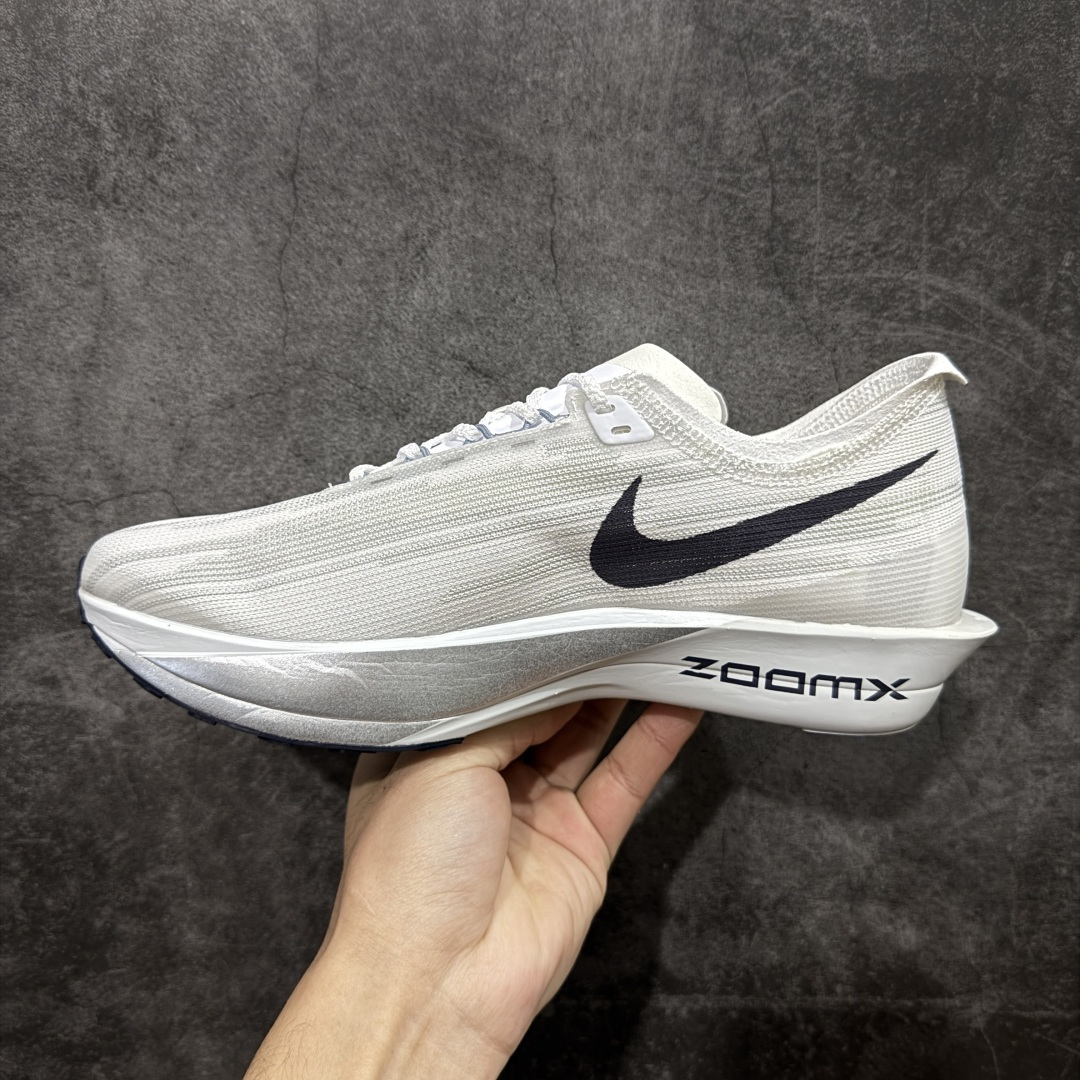 图片[2]-【纯原真碳版】耐克Nike ZoomX Streakfly 2 疾驰者2代系列低帮竞速轻质缓震透气休闲运动跑步鞋“ 超薄针织鞋面 柔软缓震，nike Streakfly 2是一款专为短距离竞速设计的高性能跑鞋。日常穿着也是非常舒适，单只42码仅重126克，比前代减轻40克，接近田径钉鞋的轻盈感，适合追求速度的跑者。搭载全掌Flyplate碳纤维板，提供强劲推进力，配合ZoomX泡棉中底，能量回馈出色，滚动感顺滑。外底采用轻薄橡胶材质，抓地力出色，湿滑路面也能稳定发挥。工程精制网眼鞋面，透气性极佳，贴合脚部轮廓，减少闷热感。ZoomX泡棉中底兼顾缓震与回弹，适合短距离快速奔跑。Nike Streakfly 2是为追求速度的精英跑者或短距离竞速爱好者设计的高性能跑鞋，其轻盈、响应迅速的特点使其成为短距离比赛和训练的理想选择 货号： HF6416-100 尺码： 36 36.5 37.5 38 38.5 39 40 40.5 41 42 42.5 43 44 45 46-选品中心