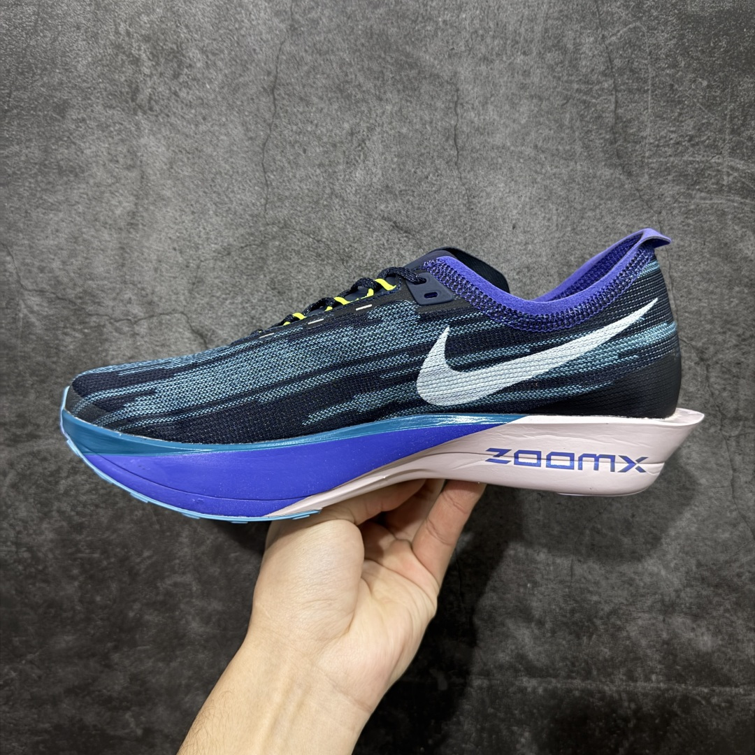 图片[2]-【纯原真碳版】耐克Nike ZoomX Streakfly 2 \”White Obsidian Mist\”疾驰者2代系列低帮竞速轻质缓震透气休闲运动跑步鞋“ 超薄针织鞋面 柔软缓震，nike Streakfly 2是一款专为短距离竞速设计的高性能跑鞋。日常穿着也是非常舒适，单只42码仅重126克，比前代减轻40克，接近田径钉鞋的轻盈感，适合追求速度的跑者。搭载全掌Flyplate碳纤维板，提供强劲推进力，配合ZoomX泡棉中底，能量回馈出色，滚动感顺滑。外底采用轻薄橡胶材质，抓地力出色，湿滑路面也能稳定发挥。工程精制网眼鞋面，透气性极佳，贴合脚部轮廓，减少闷热感。ZoomX泡棉中底兼顾缓震与回弹，适合短距离快速奔跑。Nike Streakfly 2是为追求速度的精英跑者或短距离竞速爱好者设计的高性能跑鞋，其轻盈、响应迅速的特点使其成为短距离比赛和训练的理想选择 货号： HF6416-401 尺码： 36 36.5 37.5 38 38.5 39 40 40.5 41 42 42.5 43 44 45 46-选品中心
