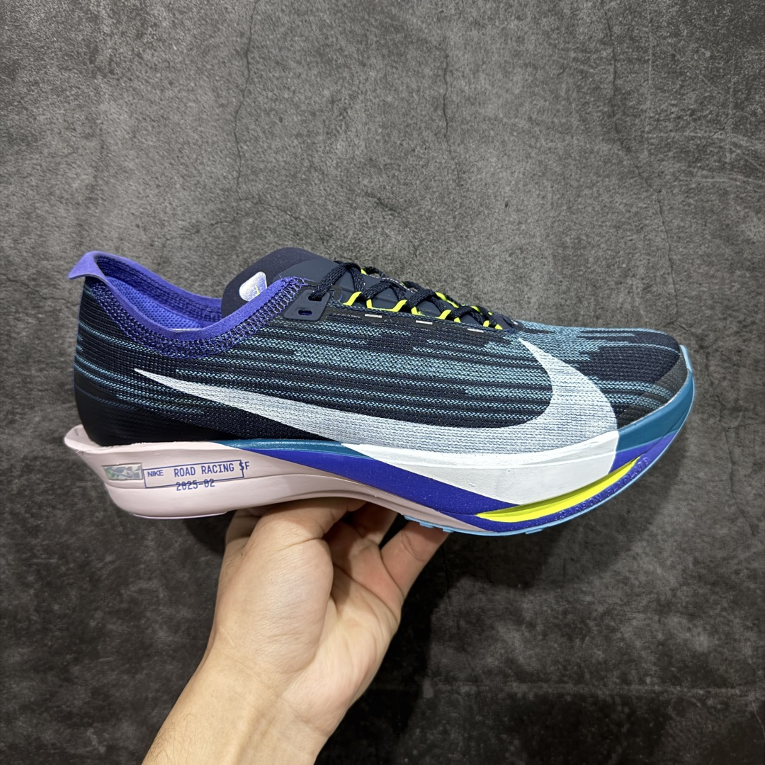 【纯原真碳版】耐克Nike ZoomX Streakfly 2 \”White Obsidian Mist\”疾驰者2代系列低帮竞速轻质缓震透气休闲运动跑步鞋“ 超薄针织鞋面 柔软缓震，nike Streakfly 2是一款专为短距离竞速设计的高性能跑鞋。日常穿着也是非常舒适，单只42码仅重126克，比前代减轻40克，接近田径钉鞋的轻盈感，适合追求速度的跑者。搭载全掌Flyplate碳纤维板，提供强劲推进力，配合ZoomX泡棉中底，能量回馈出色，滚动感顺滑。外底采用轻薄橡胶材质，抓地力出色，湿滑路面也能稳定发挥。工程精制网眼鞋面，透气性极佳，贴合脚部轮廓，减少闷热感。ZoomX泡棉中底兼顾缓震与回弹，适合短距离快速奔跑。Nike Streakfly 2是为追求速度的精英跑者或短距离竞速爱好者设计的高性能跑鞋，其轻盈、响应迅速的特点使其成为短距离比赛和训练的理想选择 货号： HF6416-401 尺码： 36 36.5 37.5 38 38.5 39 40 40.5 41 42 42.5 43 44 45 46-选品中心