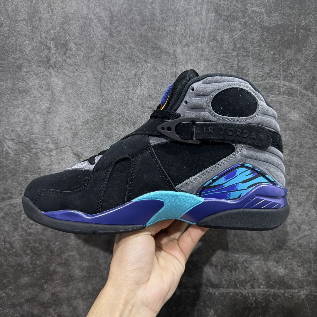 图片[2]-【莞产裁片】Air Jordan 8 Retro \”Aqua\” 高帮 复刻全明星黑水鬼 AJ8 乔丹8代 aj8 乔8 高邦 复刻黑紫 乔丹篮球鞋系列 乔丹篮球鞋系列 鞋面采用大面积白色皮革材质覆盖，搭配白色鞋身辅以浅灰色细节点缀，视觉效果相当经典；白色魔术十字绑带处点缀醒目的白色数字23凹印并以白色描边，鞋舌红灰毛巾质感和红色刺绣Jumpman Logo，也是属于Air Jorddan 8特有元素；外底Jumpman Logo则以黑色示人，进一步提升吸睛属性；忠于原版的设计，后跟抽象的彩绘图案、黑色内衬，丰富鞋款且还原元年造型。最后选用灰色中底和彩绘f拼色外底完成整体设计。 货号：305381-006 尺码：40 40.5 41 42 42.5 43 44 44.5 45 45.5 46 47.5-选品中心