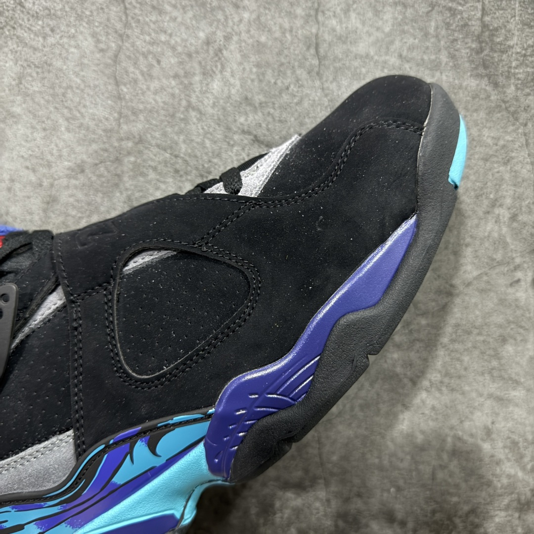 图片[6]-【莞产裁片】Air Jordan 8 Retro \”Aqua\” 高帮 复刻全明星黑水鬼 AJ8 乔丹8代 aj8 乔8 高邦 复刻黑紫 乔丹篮球鞋系列 乔丹篮球鞋系列 鞋面采用大面积白色皮革材质覆盖，搭配白色鞋身辅以浅灰色细节点缀，视觉效果相当经典；白色魔术十字绑带处点缀醒目的白色数字23凹印并以白色描边，鞋舌红灰毛巾质感和红色刺绣Jumpman Logo，也是属于Air Jorddan 8特有元素；外底Jumpman Logo则以黑色示人，进一步提升吸睛属性；忠于原版的设计，后跟抽象的彩绘图案、黑色内衬，丰富鞋款且还原元年造型。最后选用灰色中底和彩绘f拼色外底完成整体设计。 货号：305381-006 尺码：40 40.5 41 42 42.5 43 44 44.5 45 45.5 46 47.5-选品中心
