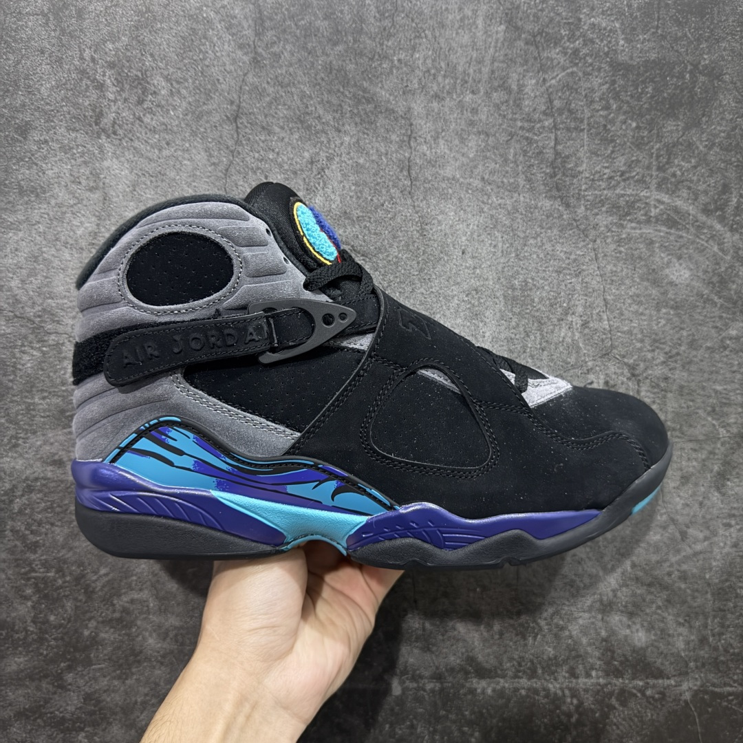 【莞产裁片】Air Jordan 8 Retro \”Aqua\” 高帮 复刻全明星黑水鬼 AJ8 乔丹8代 aj8 乔8 高邦 复刻黑紫 乔丹篮球鞋系列 乔丹篮球鞋系列 鞋面采用大面积白色皮革材质覆盖，搭配白色鞋身辅以浅灰色细节点缀，视觉效果相当经典；白色魔术十字绑带处点缀醒目的白色数字23凹印并以白色描边，鞋舌红灰毛巾质感和红色刺绣Jumpman Logo，也是属于Air Jorddan 8特有元素；外底Jumpman Logo则以黑色示人，进一步提升吸睛属性；忠于原版的设计，后跟抽象的彩绘图案、黑色内衬，丰富鞋款且还原元年造型。最后选用灰色中底和彩绘f拼色外底完成整体设计。 货号：305381-006 尺码：40 40.5 41 42 42.5 43 44 44.5 45 45.5 46 47.5-选品中心