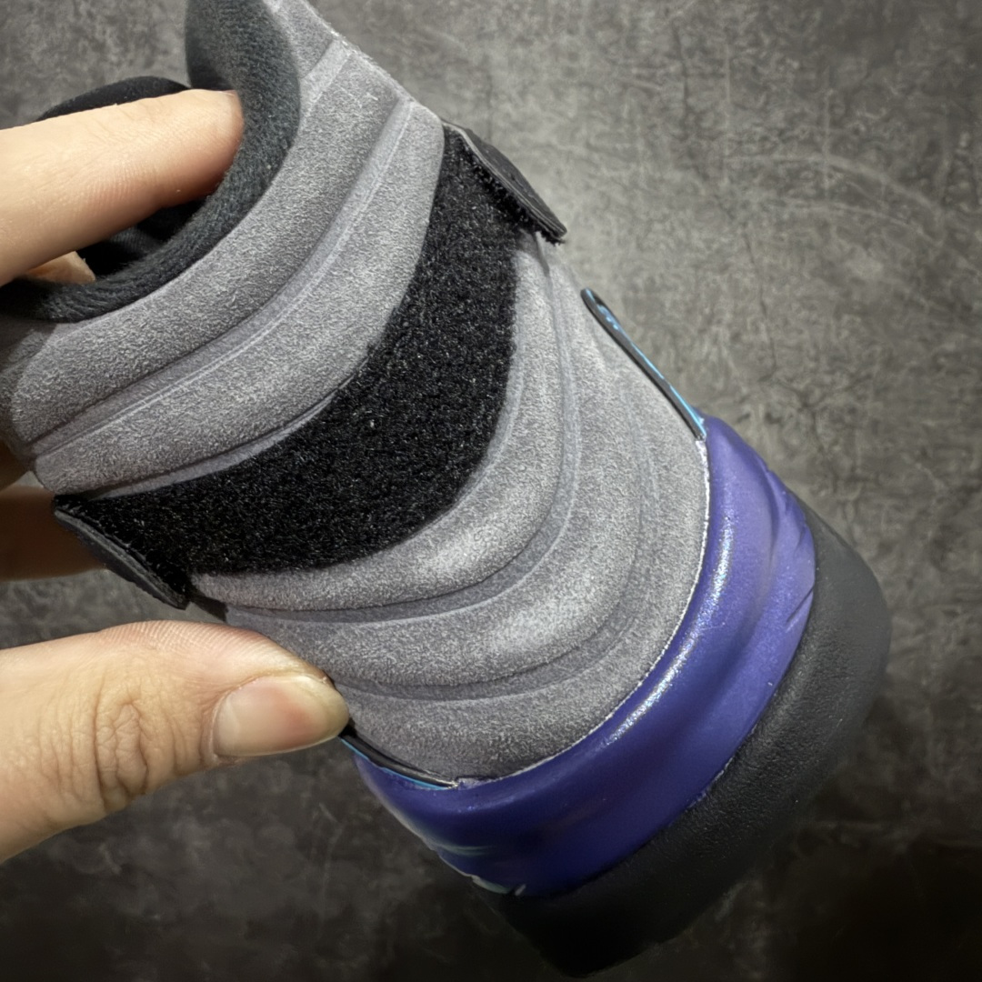 图片[2]-【莞产裁片】Air Jordan 8 Retro \”Aqua\” 高帮 复刻全明星黑水鬼 AJ8 乔丹8代 aj8 乔8 高邦 复刻黑紫 乔丹篮球鞋系列 乔丹篮球鞋系列 鞋面采用大面积白色皮革材质覆盖，搭配白色鞋身辅以浅灰色细节点缀，视觉效果相当经典；白色魔术十字绑带处点缀醒目的白色数字23凹印并以白色描边，鞋舌红灰毛巾质感和红色刺绣Jumpman Logo，也是属于Air Jorddan 8特有元素；外底Jumpman Logo则以黑色示人，进一步提升吸睛属性；忠于原版的设计，后跟抽象的彩绘图案、黑色内衬，丰富鞋款且还原元年造型。最后选用灰色中底和彩绘f拼色外底完成整体设计。 货号：305381-006 尺码：40 40.5 41 42 42.5 43 44 44.5 45 45.5 46 47.5-选品中心