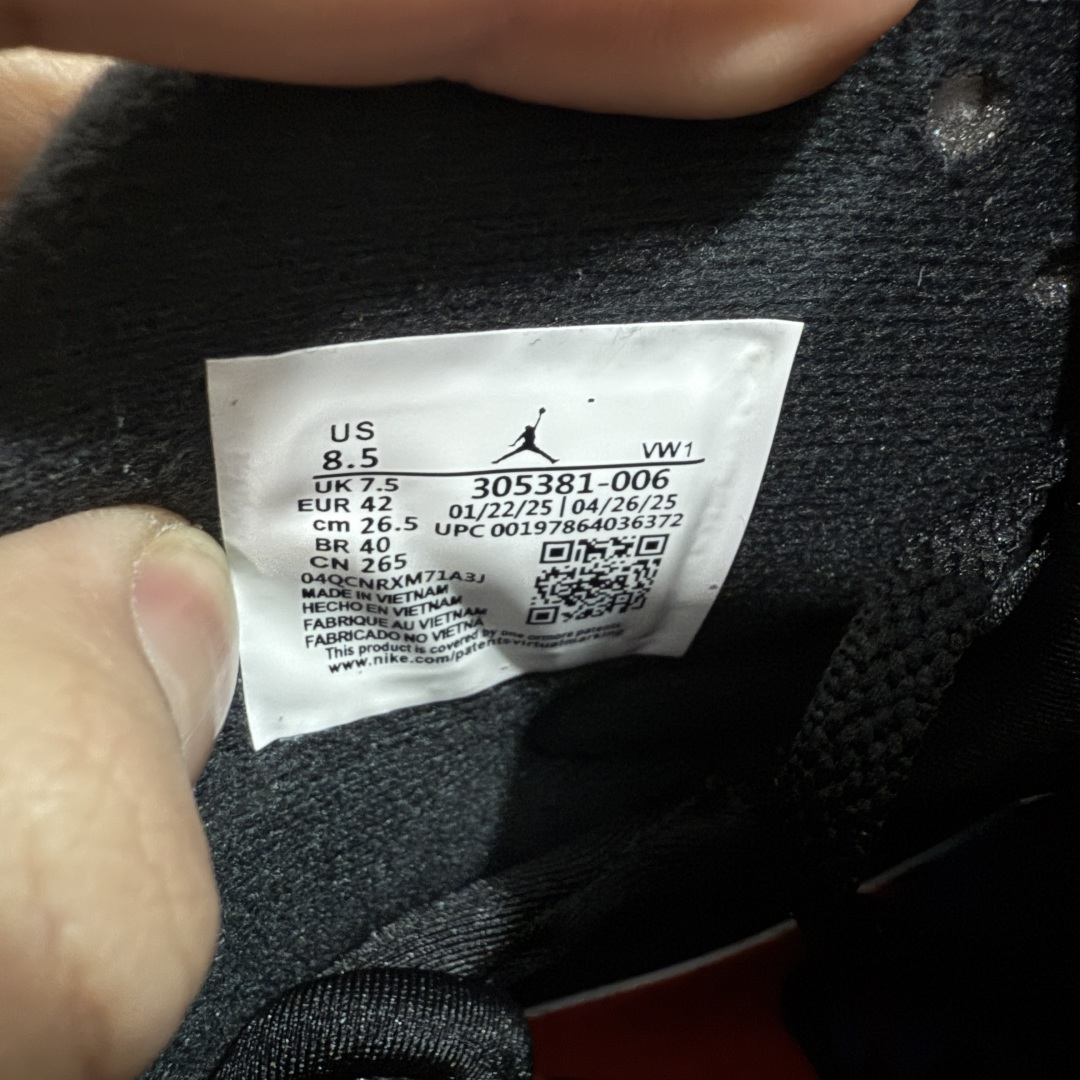 图片[7]-【莞产裁片】Air Jordan 8 Retro \”Aqua\” 高帮 复刻全明星黑水鬼 AJ8 乔丹8代 aj8 乔8 高邦 复刻黑紫 乔丹篮球鞋系列 乔丹篮球鞋系列 鞋面采用大面积白色皮革材质覆盖，搭配白色鞋身辅以浅灰色细节点缀，视觉效果相当经典；白色魔术十字绑带处点缀醒目的白色数字23凹印并以白色描边，鞋舌红灰毛巾质感和红色刺绣Jumpman Logo，也是属于Air Jorddan 8特有元素；外底Jumpman Logo则以黑色示人，进一步提升吸睛属性；忠于原版的设计，后跟抽象的彩绘图案、黑色内衬，丰富鞋款且还原元年造型。最后选用灰色中底和彩绘f拼色外底完成整体设计。 货号：305381-006 尺码：40 40.5 41 42 42.5 43 44 44.5 45 45.5 46 47.5-选品中心