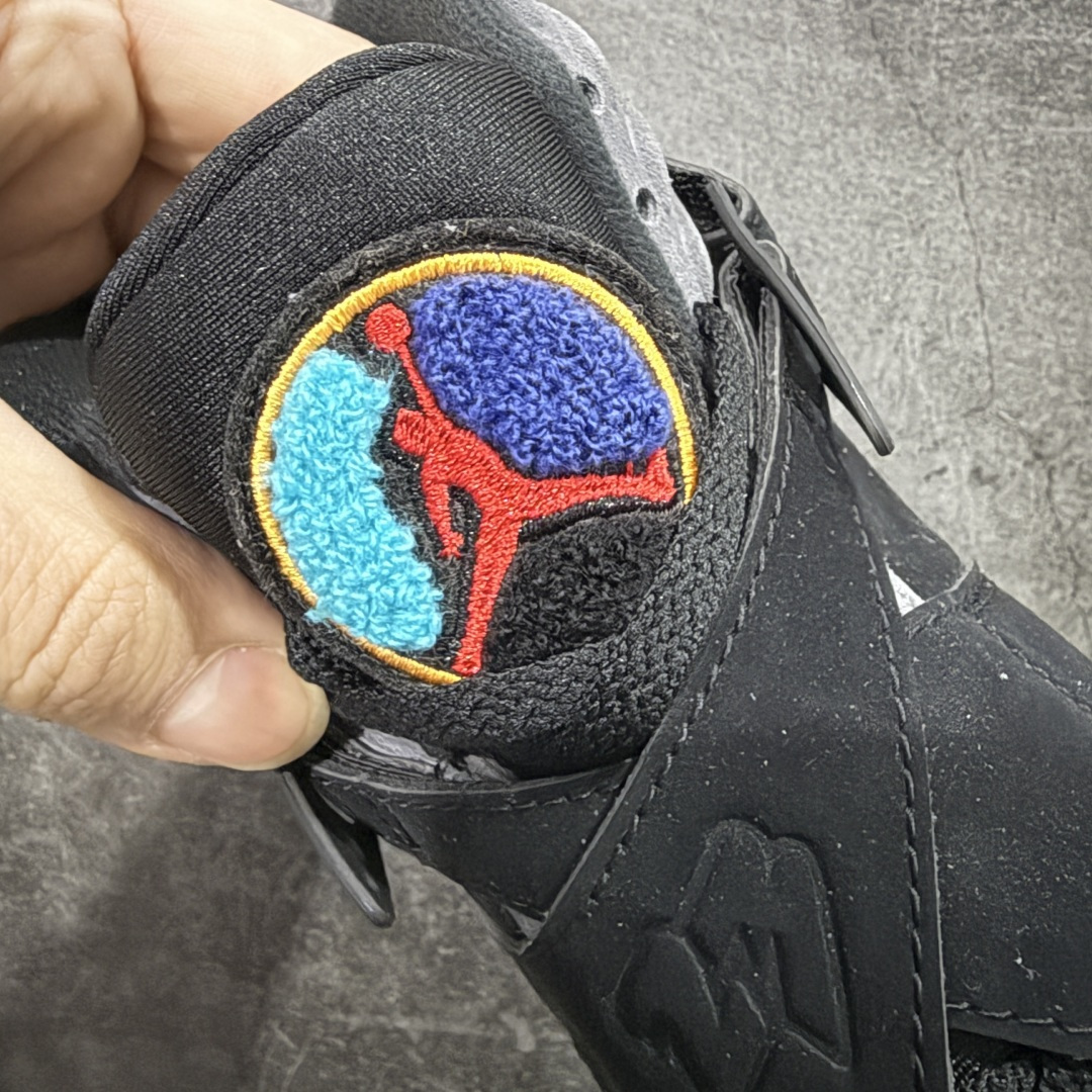 图片[6]-【莞产裁片】Air Jordan 8 Retro \”Aqua\” 高帮 复刻全明星黑水鬼 AJ8 乔丹8代 aj8 乔8 高邦 复刻黑紫 乔丹篮球鞋系列 乔丹篮球鞋系列 鞋面采用大面积白色皮革材质覆盖，搭配白色鞋身辅以浅灰色细节点缀，视觉效果相当经典；白色魔术十字绑带处点缀醒目的白色数字23凹印并以白色描边，鞋舌红灰毛巾质感和红色刺绣Jumpman Logo，也是属于Air Jorddan 8特有元素；外底Jumpman Logo则以黑色示人，进一步提升吸睛属性；忠于原版的设计，后跟抽象的彩绘图案、黑色内衬，丰富鞋款且还原元年造型。最后选用灰色中底和彩绘f拼色外底完成整体设计。 货号：305381-006 尺码：40 40.5 41 42 42.5 43 44 44.5 45 45.5 46 47.5-选品中心