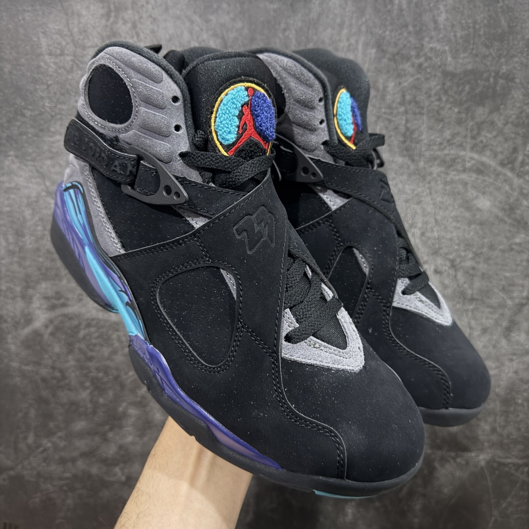 【莞产裁片】Air Jordan 8 Retro \”Aqua\” 高帮 复刻全明星黑水鬼 AJ8 乔丹8代 aj8 乔8 高邦 复刻黑紫 乔丹篮球鞋系列 乔丹篮球鞋系列 鞋面采用大面积白色皮革材质覆盖，搭配白色鞋身辅以浅灰色细节点缀，视觉效果相当经典；白色魔术十字绑带处点缀醒目的白色数字23凹印并以白色描边，鞋舌红灰毛巾质感和红色刺绣Jumpman Logo，也是属于Air Jorddan 8特有元素；外底Jumpman Logo则以黑色示人，进一步提升吸睛属性；忠于原版的设计，后跟抽象的彩绘图案、黑色内衬，丰富鞋款且还原元年造型。最后选用灰色中底和彩绘f拼色外底完成整体设计。 货号：305381-006 尺码：40 40.5 41 42 42.5 43 44 44.5 45 45.5 46 47.5-选品中心