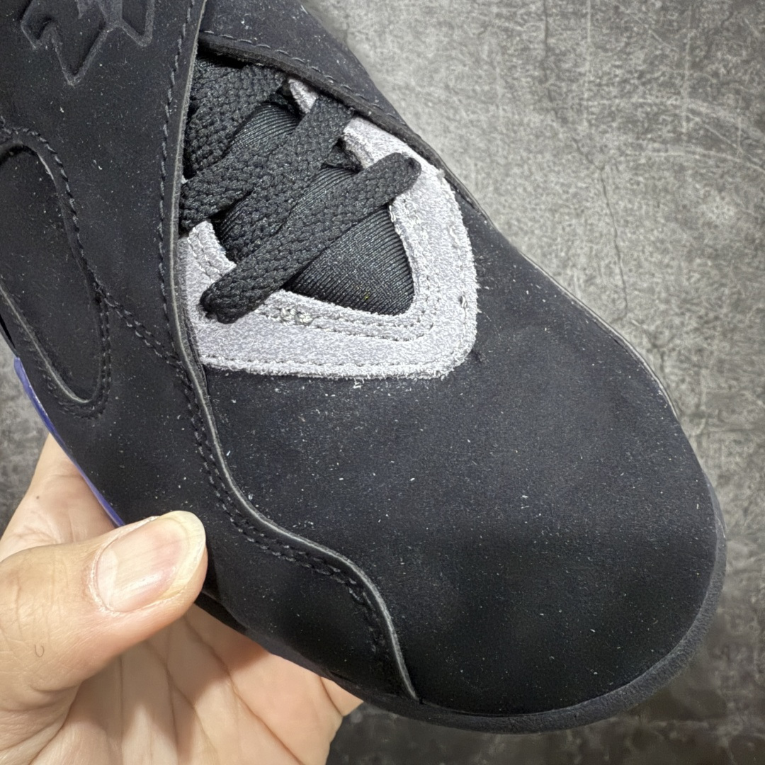 图片[5]-【莞产裁片】Air Jordan 8 Retro \”Aqua\” 高帮 复刻全明星黑水鬼 AJ8 乔丹8代 aj8 乔8 高邦 复刻黑紫 乔丹篮球鞋系列 乔丹篮球鞋系列 鞋面采用大面积白色皮革材质覆盖，搭配白色鞋身辅以浅灰色细节点缀，视觉效果相当经典；白色魔术十字绑带处点缀醒目的白色数字23凹印并以白色描边，鞋舌红灰毛巾质感和红色刺绣Jumpman Logo，也是属于Air Jorddan 8特有元素；外底Jumpman Logo则以黑色示人，进一步提升吸睛属性；忠于原版的设计，后跟抽象的彩绘图案、黑色内衬，丰富鞋款且还原元年造型。最后选用灰色中底和彩绘f拼色外底完成整体设计。 货号：305381-006 尺码：40 40.5 41 42 42.5 43 44 44.5 45 45.5 46 47.5-选品中心