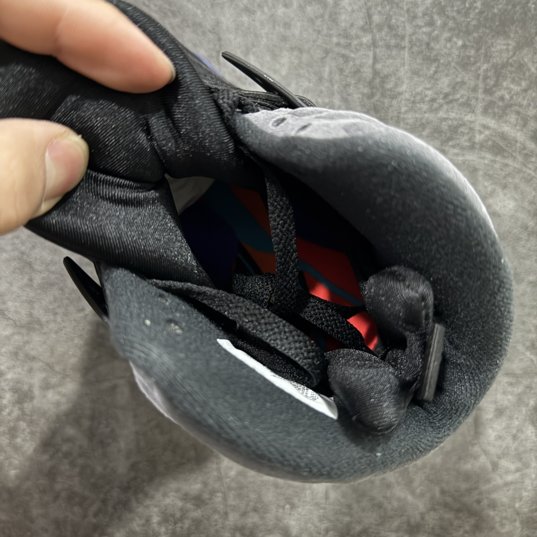 图片[9]-【莞产裁片】Air Jordan 8 Retro \”Aqua\” 高帮 复刻全明星黑水鬼 AJ8 乔丹8代 aj8 乔8 高邦 复刻黑紫 乔丹篮球鞋系列 乔丹篮球鞋系列 鞋面采用大面积白色皮革材质覆盖，搭配白色鞋身辅以浅灰色细节点缀，视觉效果相当经典；白色魔术十字绑带处点缀醒目的白色数字23凹印并以白色描边，鞋舌红灰毛巾质感和红色刺绣Jumpman Logo，也是属于Air Jorddan 8特有元素；外底Jumpman Logo则以黑色示人，进一步提升吸睛属性；忠于原版的设计，后跟抽象的彩绘图案、黑色内衬，丰富鞋款且还原元年造型。最后选用灰色中底和彩绘f拼色外底完成整体设计。 货号：305381-006 尺码：40 40.5 41 42 42.5 43 44 44.5 45 45.5 46 47.5-选品中心