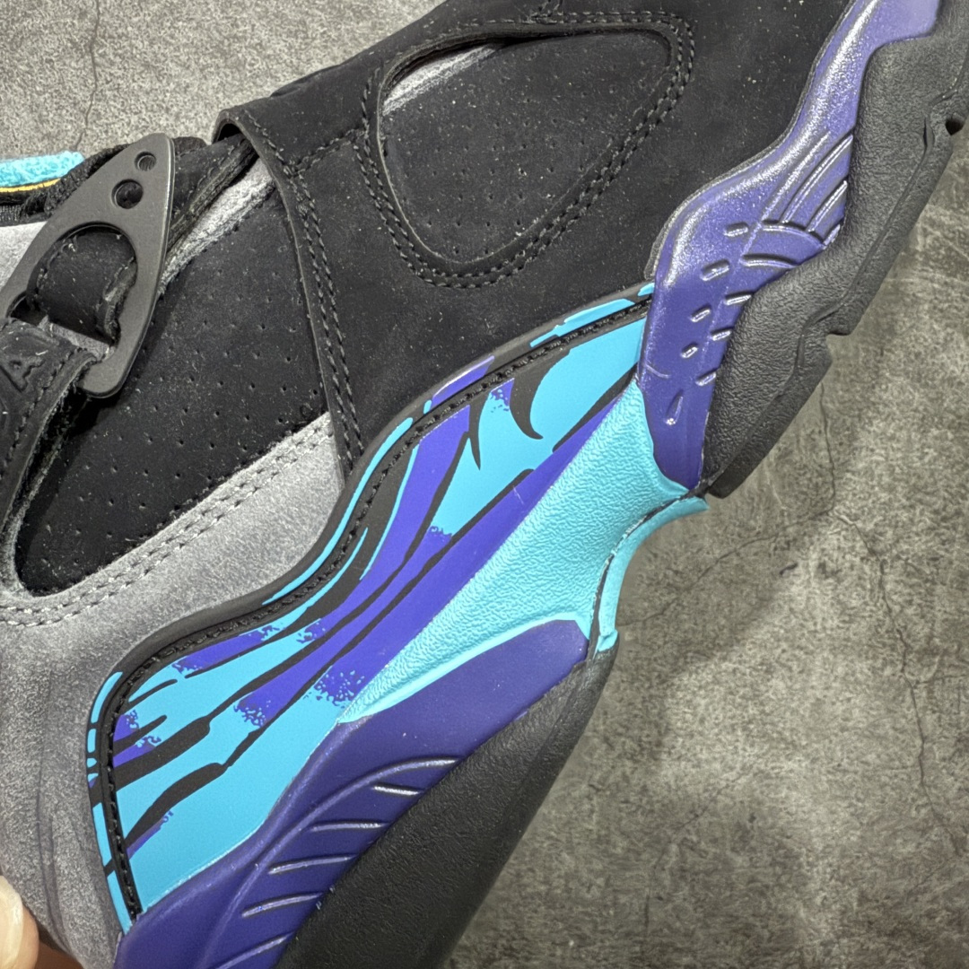 图片[4]-【莞产裁片】Air Jordan 8 Retro \”Aqua\” 高帮 复刻全明星黑水鬼 AJ8 乔丹8代 aj8 乔8 高邦 复刻黑紫 乔丹篮球鞋系列 乔丹篮球鞋系列 鞋面采用大面积白色皮革材质覆盖，搭配白色鞋身辅以浅灰色细节点缀，视觉效果相当经典；白色魔术十字绑带处点缀醒目的白色数字23凹印并以白色描边，鞋舌红灰毛巾质感和红色刺绣Jumpman Logo，也是属于Air Jorddan 8特有元素；外底Jumpman Logo则以黑色示人，进一步提升吸睛属性；忠于原版的设计，后跟抽象的彩绘图案、黑色内衬，丰富鞋款且还原元年造型。最后选用灰色中底和彩绘f拼色外底完成整体设计。 货号：305381-006 尺码：40 40.5 41 42 42.5 43 44 44.5 45 45.5 46 47.5-选品中心