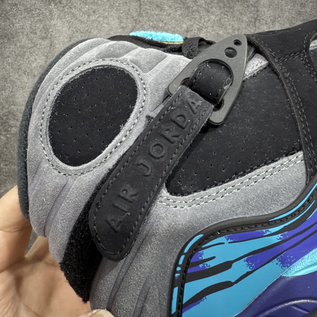 图片[3]-【莞产裁片】Air Jordan 8 Retro \”Aqua\” 高帮 复刻全明星黑水鬼 AJ8 乔丹8代 aj8 乔8 高邦 复刻黑紫 乔丹篮球鞋系列 乔丹篮球鞋系列 鞋面采用大面积白色皮革材质覆盖，搭配白色鞋身辅以浅灰色细节点缀，视觉效果相当经典；白色魔术十字绑带处点缀醒目的白色数字23凹印并以白色描边，鞋舌红灰毛巾质感和红色刺绣Jumpman Logo，也是属于Air Jorddan 8特有元素；外底Jumpman Logo则以黑色示人，进一步提升吸睛属性；忠于原版的设计，后跟抽象的彩绘图案、黑色内衬，丰富鞋款且还原元年造型。最后选用灰色中底和彩绘f拼色外底完成整体设计。 货号：305381-006 尺码：40 40.5 41 42 42.5 43 44 44.5 45 45.5 46 47.5-选品中心