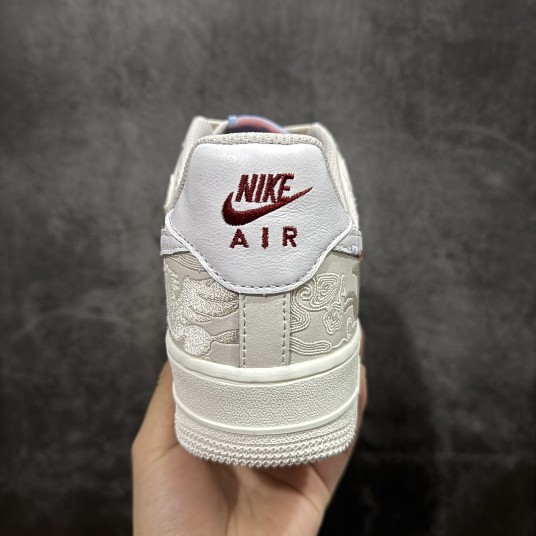 图片[4]-【渠道LJ版本】Nike Air Force 1\’07 Low 马年限定 空军一号低帮休闲板鞋 IQ1119-011  原版品质 专柜特供 原楦头原纸板 定制五金配件 内置全掌气垫 原厂鞋底   尺码：36 36.5 37.5 38 38.5 39 40 40.5 41 42 42.5 43 44 44.5 45 46-选品中心