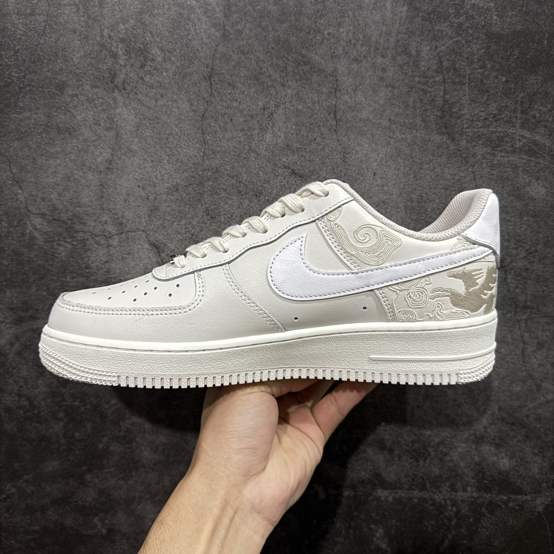 图片[2]-【渠道LJ版本】Nike Air Force 1\’07 Low 马年限定 空军一号低帮休闲板鞋 IQ1119-011  原版品质 专柜特供 原楦头原纸板 定制五金配件 内置全掌气垫 原厂鞋底   尺码：36 36.5 37.5 38 38.5 39 40 40.5 41 42 42.5 43 44 44.5 45 46-选品中心