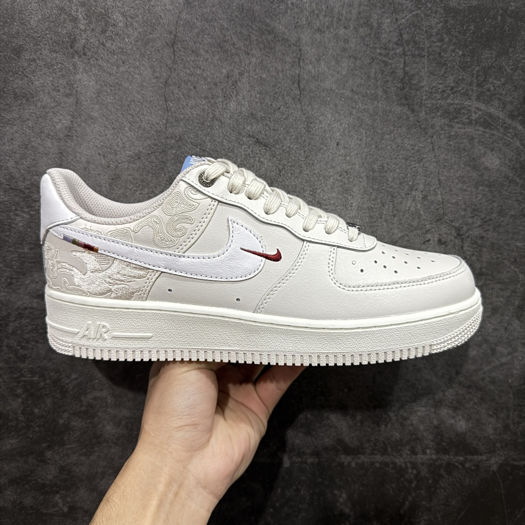 【渠道LJ版本】Nike Air Force 1\'07 Low 马年限定 空军一号低帮休闲板鞋 IQ1119-011  原版品质 专柜特供 原楦头原纸板 定制五金配件 内置全掌气垫 原厂鞋底   尺码：36 36.5 37.5 38 38.5 39 40 40.5 41 42 42.5 43 44 44.5 45 46-选品中心