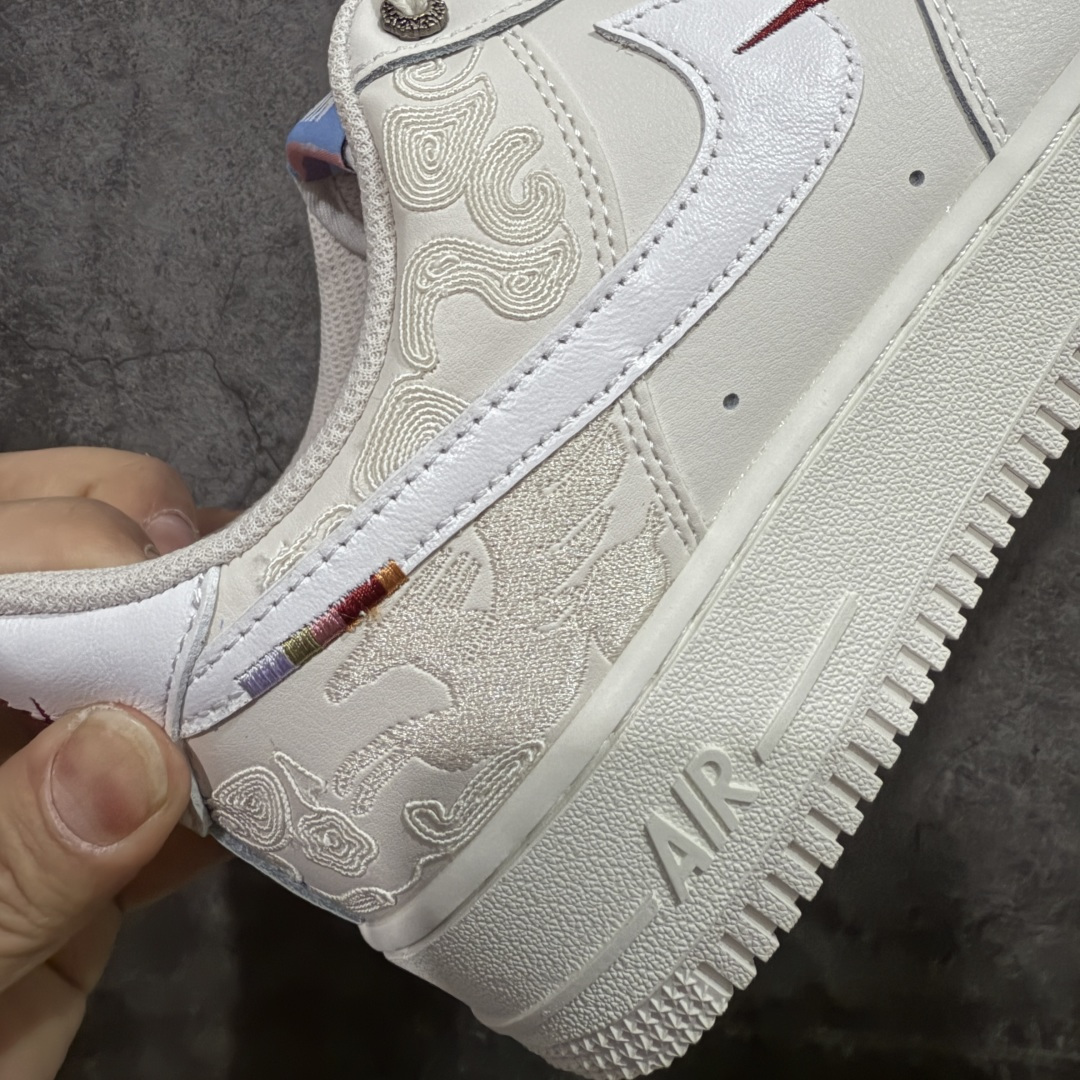 图片[3]-【渠道LJ版本】Nike Air Force 1\’07 Low 马年限定 空军一号低帮休闲板鞋 IQ1119-011  原版品质 专柜特供 原楦头原纸板 定制五金配件 内置全掌气垫 原厂鞋底   尺码：36 36.5 37.5 38 38.5 39 40 40.5 41 42 42.5 43 44 44.5 45 46-选品中心