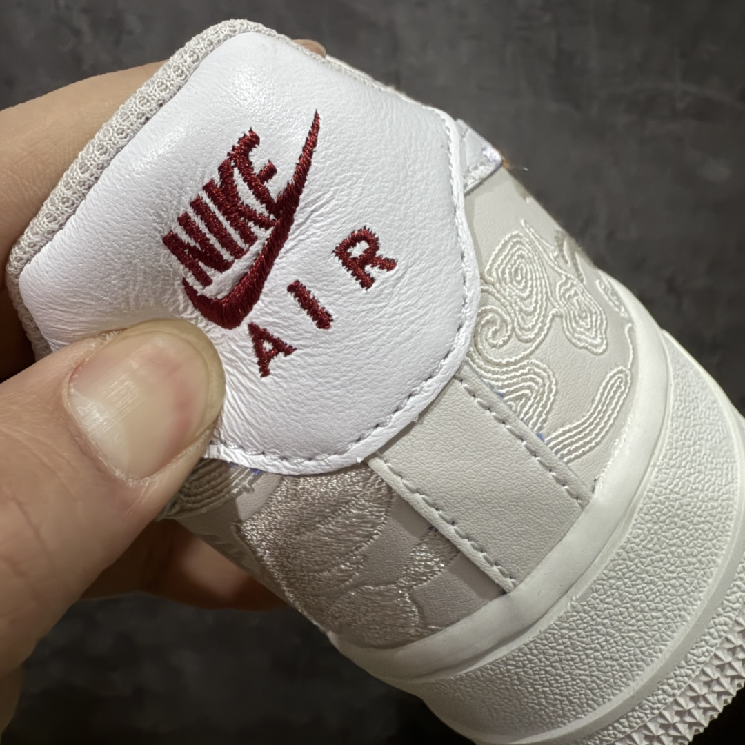 图片[2]-【渠道LJ版本】Nike Air Force 1\’07 Low 马年限定 空军一号低帮休闲板鞋 IQ1119-011  原版品质 专柜特供 原楦头原纸板 定制五金配件 内置全掌气垫 原厂鞋底   尺码：36 36.5 37.5 38 38.5 39 40 40.5 41 42 42.5 43 44 44.5 45 46-选品中心