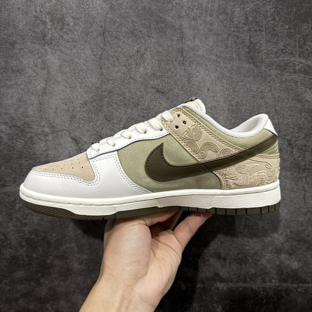 图片[2]-【Z版原厂皮】Nike SB Dunk Low“ 马年限定”周年高端定制 低帮休闲板鞋 市场唯一正确原厂皮批次 大厂纯原品质出货 区别市场错版 超高清洁度 皮料切割干净无任何毛边 细节完美 货号：IQ1118-220 尺码： 36 36.5 37.5 38 38.5 39 40 40.5 41 42 42.5 43 44 44.5 45 46 47.5-选品中心