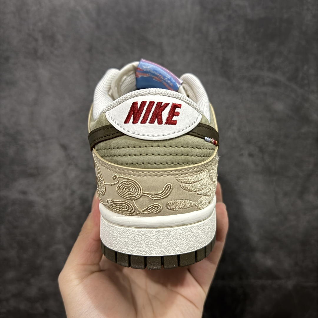 图片[4]-【Z版原厂皮】Nike SB Dunk Low“ 马年限定”周年高端定制 低帮休闲板鞋 市场唯一正确原厂皮批次 大厂纯原品质出货 区别市场错版 超高清洁度 皮料切割干净无任何毛边 细节完美 货号：IQ1118-220 尺码： 36 36.5 37.5 38 38.5 39 40 40.5 41 42 42.5 43 44 44.5 45 46 47.5-选品中心