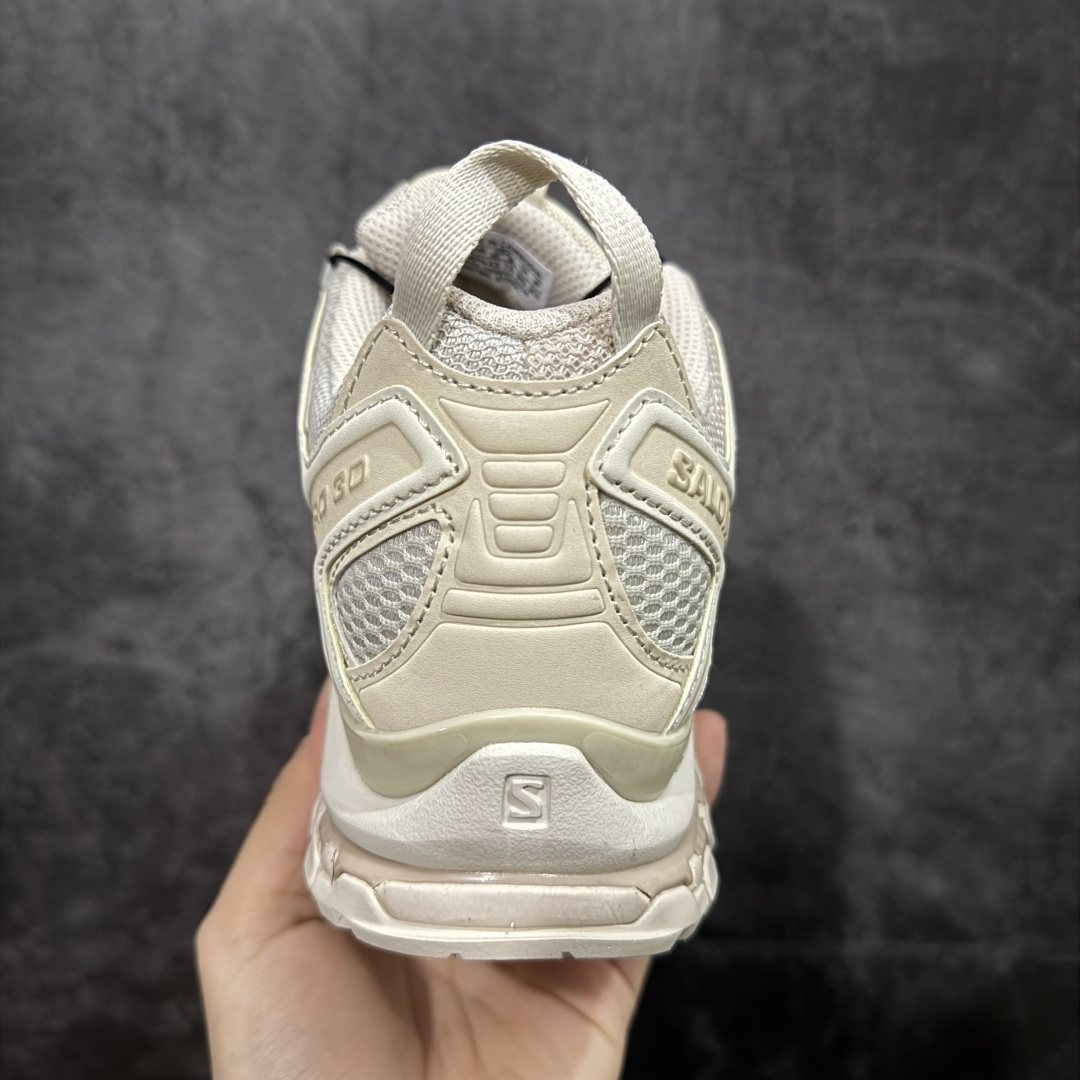 图片[4]-【GOAT纯原版】SALOMON 萨洛蒙 XA PRO 3D 户外运动 网布减震防滑透气 低帮跑步鞋 奶茶米 477396 全新品质 巅峰之作 所有配色均购物原版拆解1：1开发 原材料打造 非市场公版便宜货 私模大底 清洁度比市场所有版本都高 全套原纸板楦头开发 原厂网布配套 确保原汁原味 完美呈现版型 原档数据独家私模五层组合大底 男女鞋同步官方开发至47 原装Ortholite轻量化鞋垫 中底布带钢印编号 原厂TPU锁扣 进口港宝加持 后跟自然饱满 还原公司包裹性 鞋面采用SENSIFT贴合技术 全方位贴合包裹脚型 鞋跟部鞋底牵引设计 提供强大的抓地性能 更适应野外崎岖不平的道路 其3D ADVANCED CHASSIS底盘 材料轻量大化 钉齿设计更具稳定性 防护性 鞋底易磨损区运用CONTAGRIP高耐磨材料 应对城市硬质路面长距离跑考验 尺码：36 36.5 37.5 38 38.5 39 40 40.5 41 42 42.5 43 44 45 46 47-选品中心