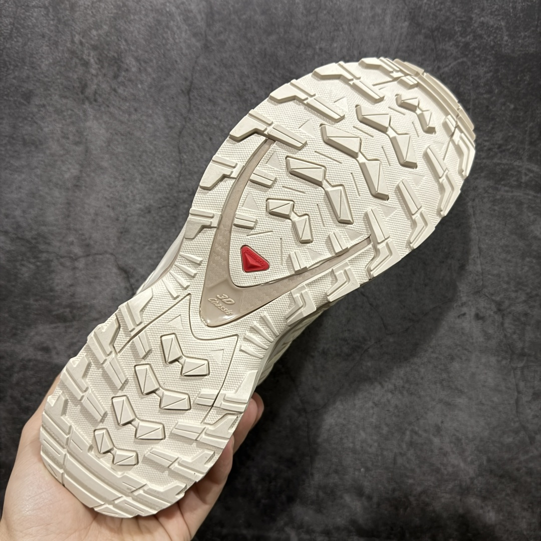 图片[9]-【GOAT纯原版】SALOMON 萨洛蒙 XA PRO 3D 户外运动 网布减震防滑透气 低帮跑步鞋 奶茶米 477396 全新品质 巅峰之作 所有配色均购物原版拆解1：1开发 原材料打造 非市场公版便宜货 私模大底 清洁度比市场所有版本都高 全套原纸板楦头开发 原厂网布配套 确保原汁原味 完美呈现版型 原档数据独家私模五层组合大底 男女鞋同步官方开发至47 原装Ortholite轻量化鞋垫 中底布带钢印编号 原厂TPU锁扣 进口港宝加持 后跟自然饱满 还原公司包裹性 鞋面采用SENSIFT贴合技术 全方位贴合包裹脚型 鞋跟部鞋底牵引设计 提供强大的抓地性能 更适应野外崎岖不平的道路 其3D ADVANCED CHASSIS底盘 材料轻量大化 钉齿设计更具稳定性 防护性 鞋底易磨损区运用CONTAGRIP高耐磨材料 应对城市硬质路面长距离跑考验 尺码：36 36.5 37.5 38 38.5 39 40 40.5 41 42 42.5 43 44 45 46 47-选品中心