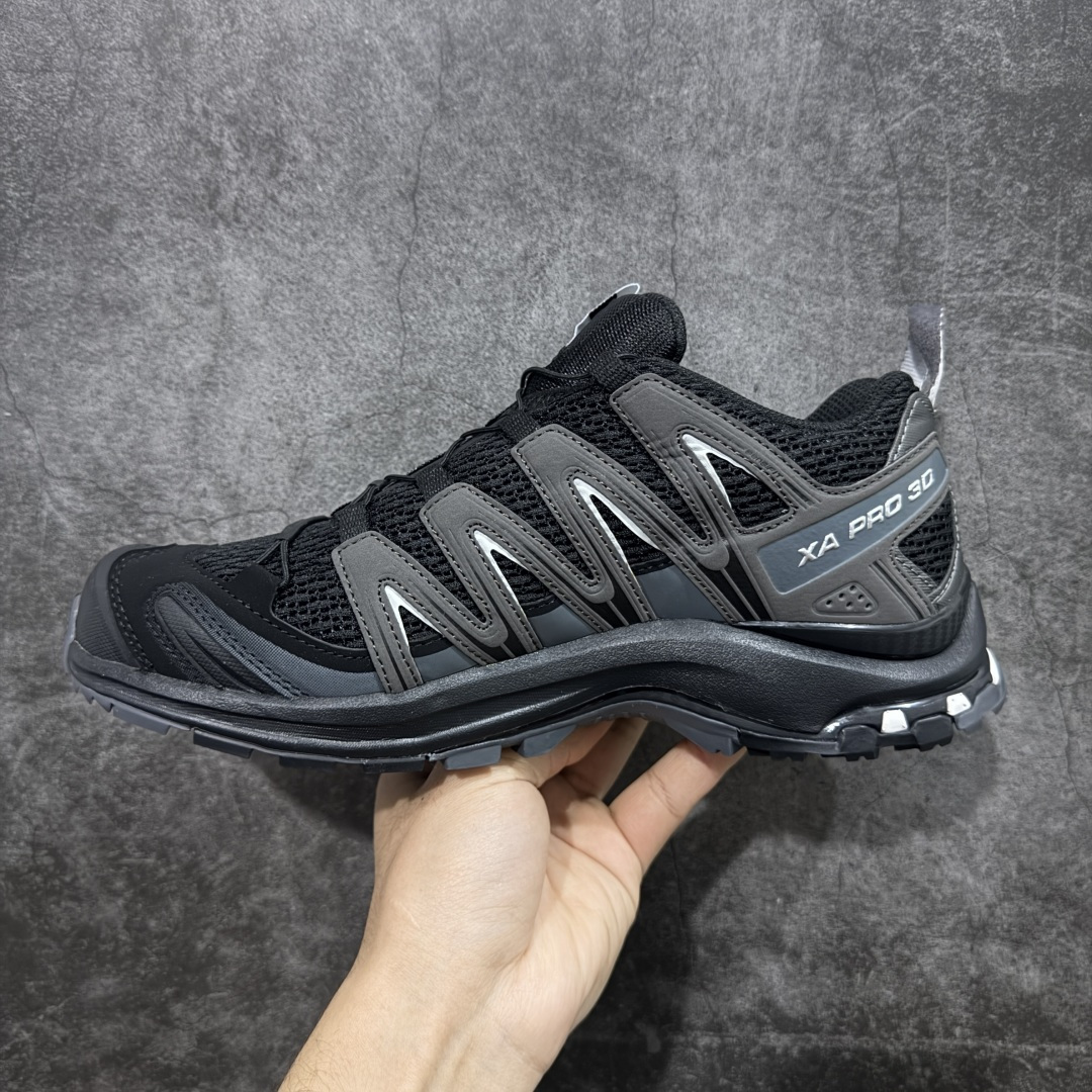 图片[2]-【GOAT纯原版】SALOMON 萨洛蒙 XA PRO 3D 户外运动 网布减震防滑透气 低帮跑步鞋 黑银赤392514 全新品质 巅峰之作 所有配色均购物原版拆解1：1开发 原材料打造 非市场公版便宜货 私模大底 清洁度比市场所有版本都高 全套原纸板楦头开发 原厂网布配套 确保原汁原味 完美呈现版型 原档数据独家私模五层组合大底 男女鞋同步官方开发至47 原装Ortholite轻量化鞋垫 中底布带钢印编号 原厂TPU锁扣 进口港宝加持 后跟自然饱满 还原公司包裹性 鞋面采用SENSIFT贴合技术 全方位贴合包裹脚型 鞋跟部鞋底牵引设计 提供强大的抓地性能 更适应野外崎岖不平的道路 其3D ADVANCED CHASSIS底盘 材料轻量大化 钉齿设计更具稳定性 防护性 鞋底易磨损区运用CONTAGRIP高耐磨材料 应对城市硬质路面长距离跑考验 尺码：36 36.5 37.5 38 38.5 39 40 40.5 41 42 42.5 43 44 45 46 47-选品中心