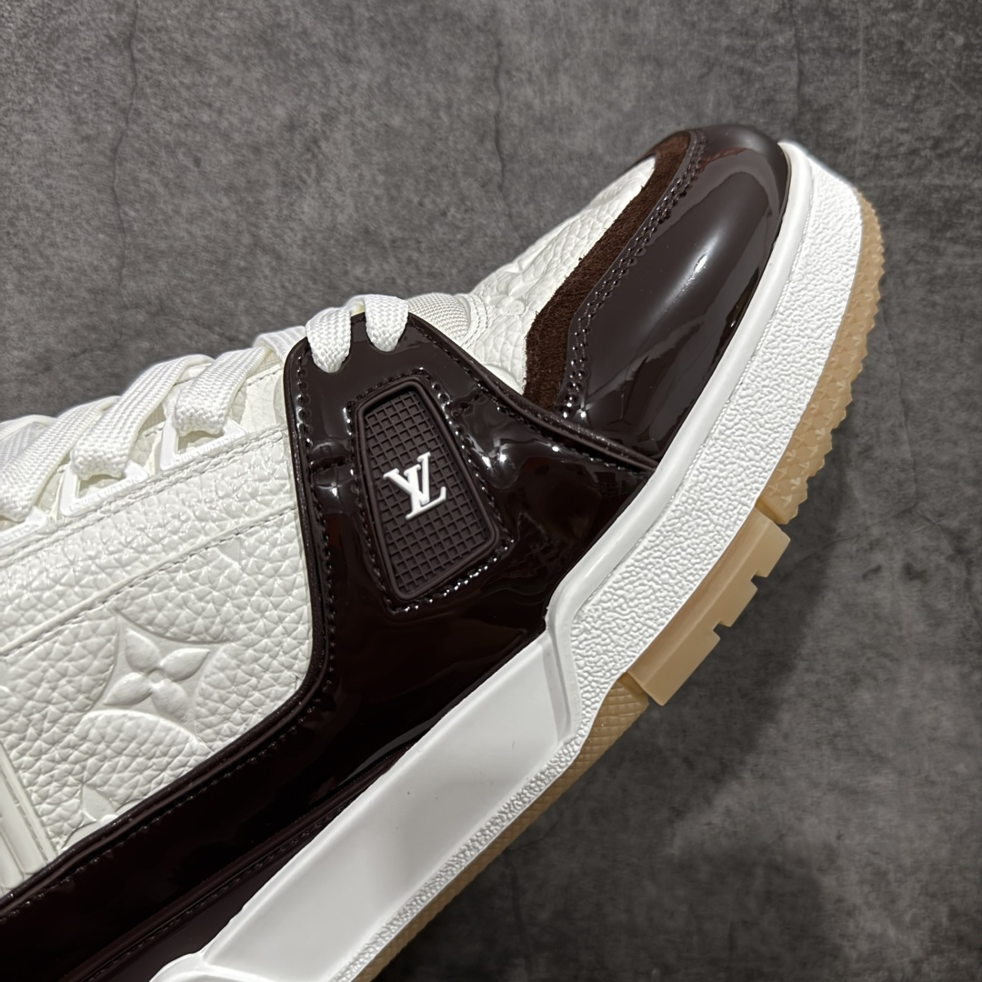 图片[6]-【YS纯原】广奢高端货 LOUIS VUITTON 路易威登 LV Trainer 休闲板鞋 ✦ 原楦原纸版开模，鞋型立体饱满 ✦ 零毛边、零溢胶、零线头瑕疵 ✦ 细节与原版一致 区分市面通货 ✦ 多层叠片＋电脑针车，针距密度一致 ✦ Monogram浮雕＋3D高频压纹 ✦ 多密度发泡中底：支撑回弹媲美专柜 ✦ 原装橡胶大底：含胶量高、纹路深、双拼接零偏差 ✦ ZP级原装包装：专柜款鞋盒＋防尘袋＋说明书 尺码：38-45-选品中心