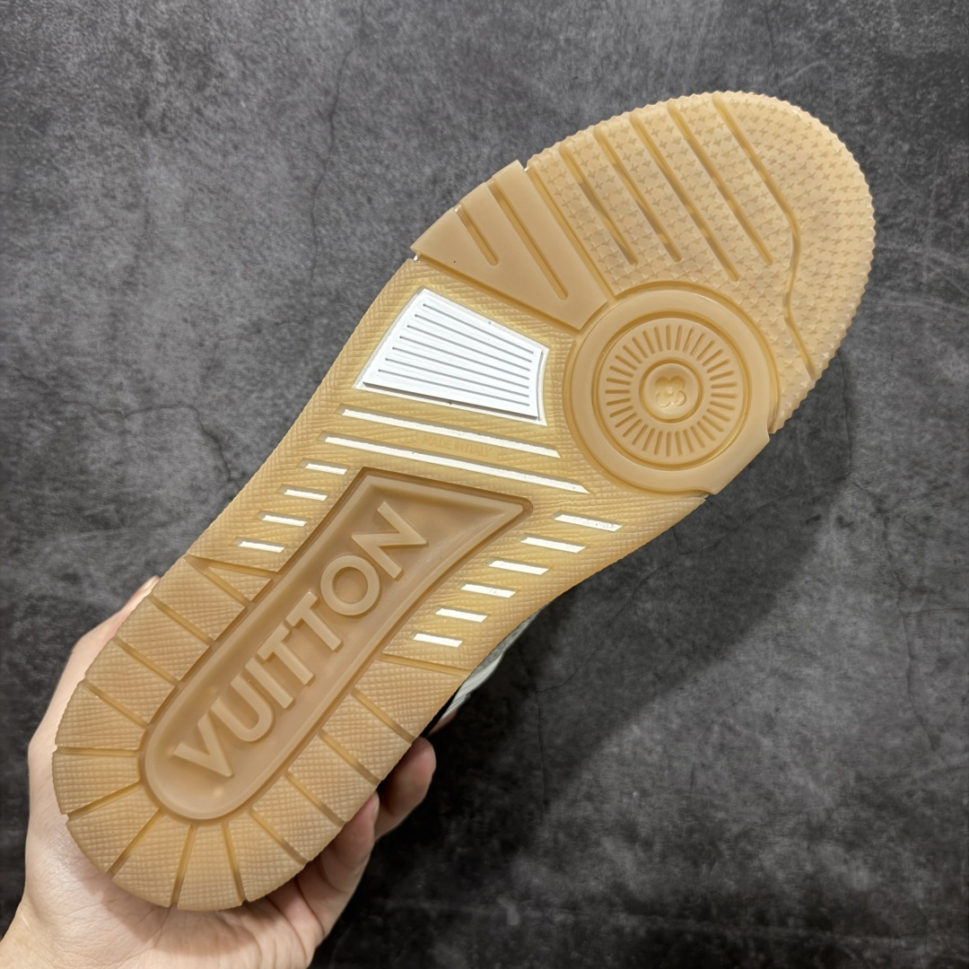 图片[9]-【YS纯原】广奢高端货 LOUIS VUITTON 路易威登 LV Trainer 休闲板鞋 ✦ 原楦原纸版开模，鞋型立体饱满 ✦ 零毛边、零溢胶、零线头瑕疵 ✦ 细节与原版一致 区分市面通货 ✦ 多层叠片＋电脑针车，针距密度一致 ✦ Monogram浮雕＋3D高频压纹 ✦ 多密度发泡中底：支撑回弹媲美专柜 ✦ 原装橡胶大底：含胶量高、纹路深、双拼接零偏差 ✦ ZP级原装包装：专柜款鞋盒＋防尘袋＋说明书 尺码：38-45-选品中心