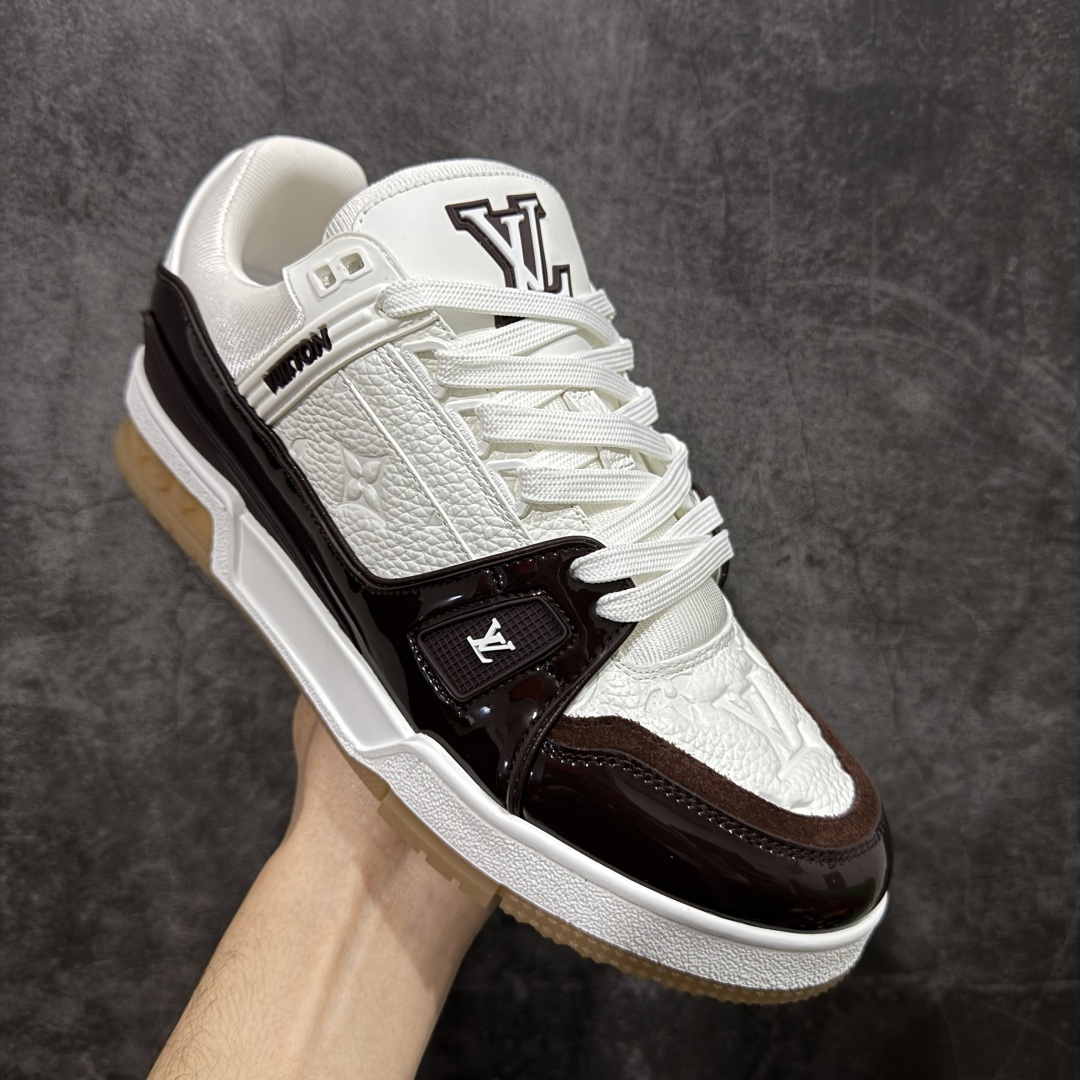 图片[3]-【YS纯原】广奢高端货 LOUIS VUITTON 路易威登 LV Trainer 休闲板鞋 ✦ 原楦原纸版开模，鞋型立体饱满 ✦ 零毛边、零溢胶、零线头瑕疵 ✦ 细节与原版一致 区分市面通货 ✦ 多层叠片＋电脑针车，针距密度一致 ✦ Monogram浮雕＋3D高频压纹 ✦ 多密度发泡中底：支撑回弹媲美专柜 ✦ 原装橡胶大底：含胶量高、纹路深、双拼接零偏差 ✦ ZP级原装包装：专柜款鞋盒＋防尘袋＋说明书 尺码：38-45-选品中心