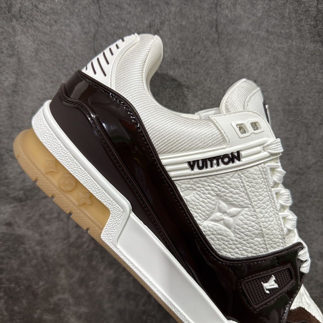 图片[7]-【YS纯原】广奢高端货 LOUIS VUITTON 路易威登 LV Trainer 休闲板鞋 ✦ 原楦原纸版开模，鞋型立体饱满 ✦ 零毛边、零溢胶、零线头瑕疵 ✦ 细节与原版一致 区分市面通货 ✦ 多层叠片＋电脑针车，针距密度一致 ✦ Monogram浮雕＋3D高频压纹 ✦ 多密度发泡中底：支撑回弹媲美专柜 ✦ 原装橡胶大底：含胶量高、纹路深、双拼接零偏差 ✦ ZP级原装包装：专柜款鞋盒＋防尘袋＋说明书 尺码：38-45-选品中心