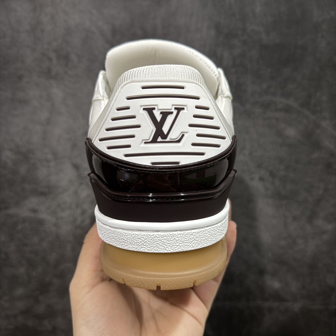 图片[4]-【YS纯原】广奢高端货 LOUIS VUITTON 路易威登 LV Trainer 休闲板鞋 ✦ 原楦原纸版开模，鞋型立体饱满 ✦ 零毛边、零溢胶、零线头瑕疵 ✦ 细节与原版一致 区分市面通货 ✦ 多层叠片＋电脑针车，针距密度一致 ✦ Monogram浮雕＋3D高频压纹 ✦ 多密度发泡中底：支撑回弹媲美专柜 ✦ 原装橡胶大底：含胶量高、纹路深、双拼接零偏差 ✦ ZP级原装包装：专柜款鞋盒＋防尘袋＋说明书 尺码：38-45-选品中心