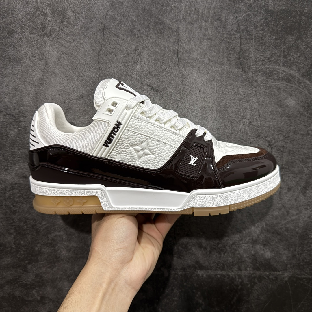 【YS纯原】广奢高端货 LOUIS VUITTON 路易威登 LV Trainer 休闲板鞋 ✦ 原楦原纸版开模，鞋型立体饱满 ✦ 零毛边、零溢胶、零线头瑕疵 ✦ 细节与原版一致 区分市面通货 ✦ 多层叠片＋电脑针车，针距密度一致 ✦ Monogram浮雕＋3D高频压纹 ✦ 多密度发泡中底：支撑回弹媲美专柜 ✦ 原装橡胶大底：含胶量高、纹路深、双拼接零偏差 ✦ ZP级原装包装：专柜款鞋盒＋防尘袋＋说明书 尺码：38-45-选品中心