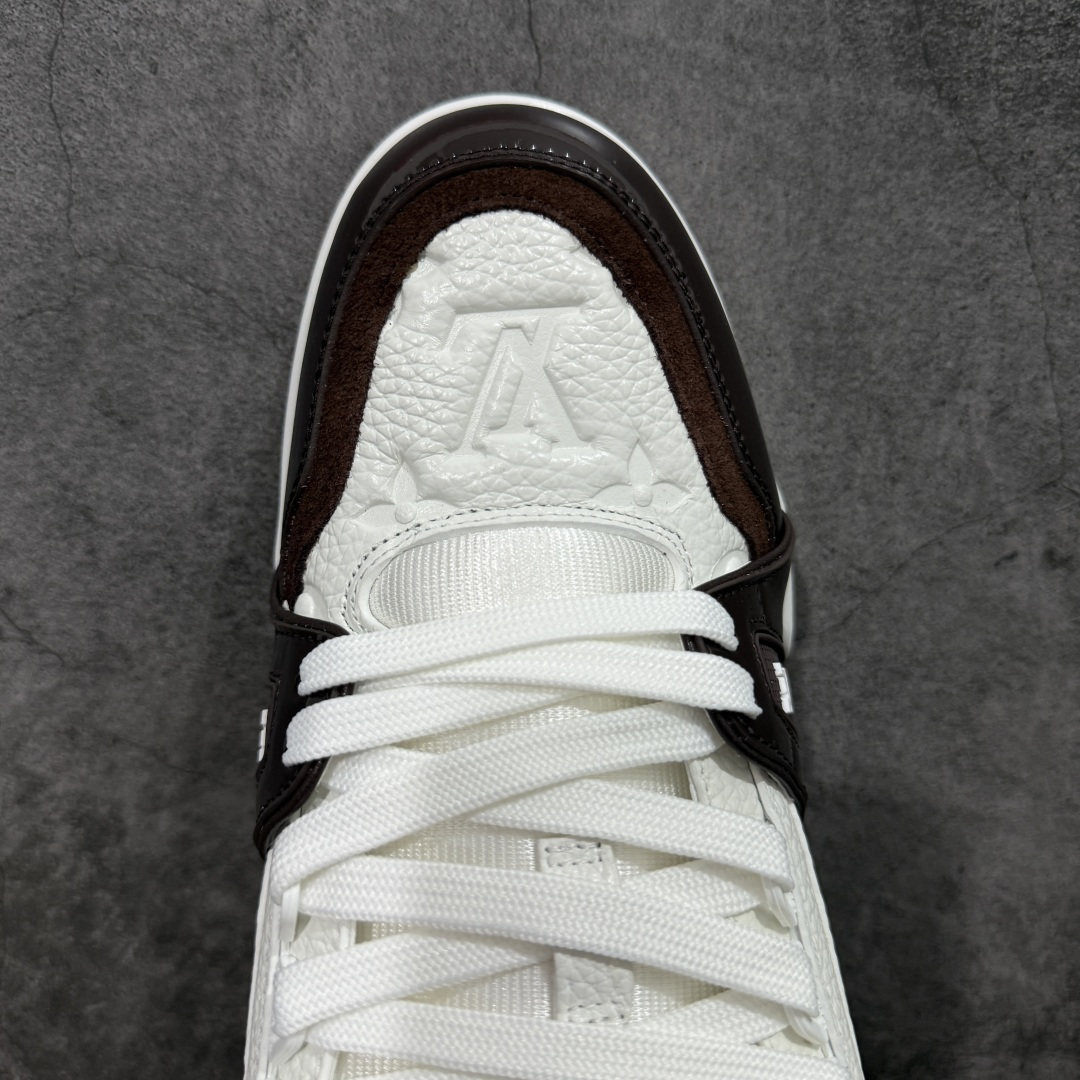 图片[5]-【YS纯原】广奢高端货 LOUIS VUITTON 路易威登 LV Trainer 休闲板鞋 ✦ 原楦原纸版开模，鞋型立体饱满 ✦ 零毛边、零溢胶、零线头瑕疵 ✦ 细节与原版一致 区分市面通货 ✦ 多层叠片＋电脑针车，针距密度一致 ✦ Monogram浮雕＋3D高频压纹 ✦ 多密度发泡中底：支撑回弹媲美专柜 ✦ 原装橡胶大底：含胶量高、纹路深、双拼接零偏差 ✦ ZP级原装包装：专柜款鞋盒＋防尘袋＋说明书 尺码：38-45-选品中心