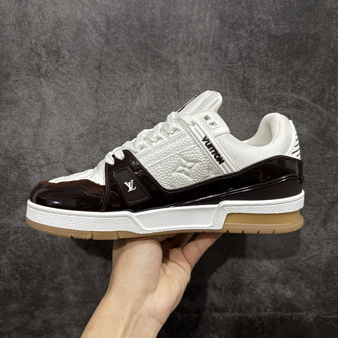图片[2]-【YS纯原】广奢高端货 LOUIS VUITTON 路易威登 LV Trainer 休闲板鞋 ✦ 原楦原纸版开模，鞋型立体饱满 ✦ 零毛边、零溢胶、零线头瑕疵 ✦ 细节与原版一致 区分市面通货 ✦ 多层叠片＋电脑针车，针距密度一致 ✦ Monogram浮雕＋3D高频压纹 ✦ 多密度发泡中底：支撑回弹媲美专柜 ✦ 原装橡胶大底：含胶量高、纹路深、双拼接零偏差 ✦ ZP级原装包装：专柜款鞋盒＋防尘袋＋说明书 尺码：38-45-选品中心