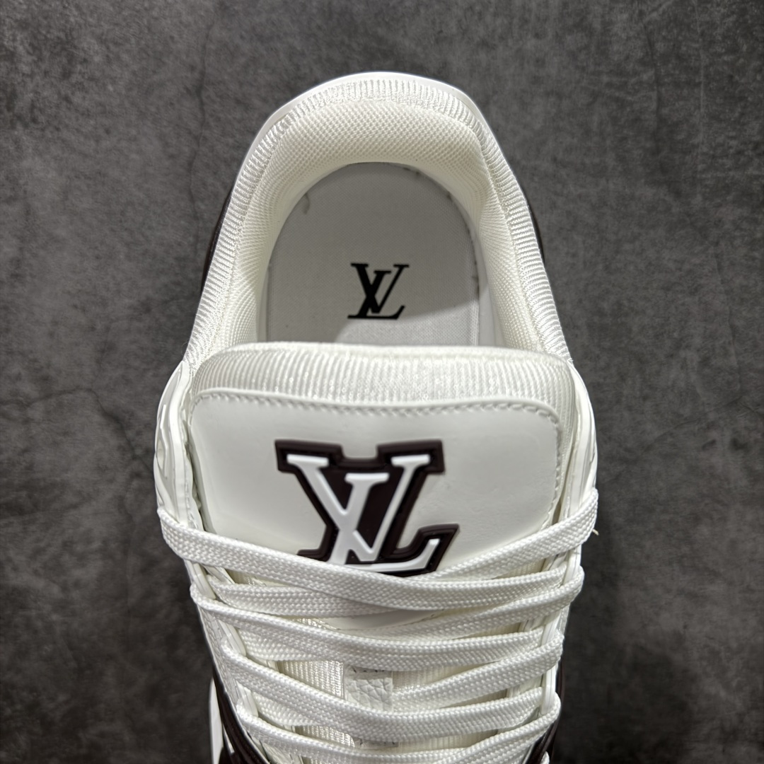 图片[8]-【YS纯原】广奢高端货 LOUIS VUITTON 路易威登 LV Trainer 休闲板鞋 ✦ 原楦原纸版开模，鞋型立体饱满 ✦ 零毛边、零溢胶、零线头瑕疵 ✦ 细节与原版一致 区分市面通货 ✦ 多层叠片＋电脑针车，针距密度一致 ✦ Monogram浮雕＋3D高频压纹 ✦ 多密度发泡中底：支撑回弹媲美专柜 ✦ 原装橡胶大底：含胶量高、纹路深、双拼接零偏差 ✦ ZP级原装包装：专柜款鞋盒＋防尘袋＋说明书 尺码：38-45-选品中心
