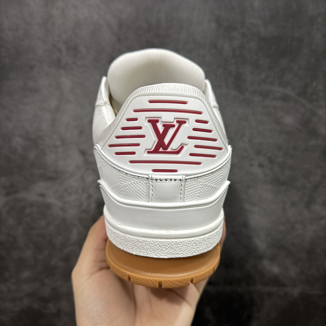 图片[4]-【YS纯原】广奢高端货 LOUIS VUITTON 路易威登 LV Trainer 休闲板鞋 ✦ 原楦原纸版开模，鞋型立体饱满 ✦ 零毛边、零溢胶、零线头瑕疵 ✦ 细节与原版一致 区分市面通货 ✦ 多层叠片＋电脑针车，针距密度一致 ✦ Monogram浮雕＋3D高频压纹 ✦ 多密度发泡中底：支撑回弹媲美专柜 ✦ 原装橡胶大底：含胶量高、纹路深、双拼接零偏差 ✦ ZP级原装包装：专柜款鞋盒＋防尘袋＋说明书 尺码：35-45-选品中心